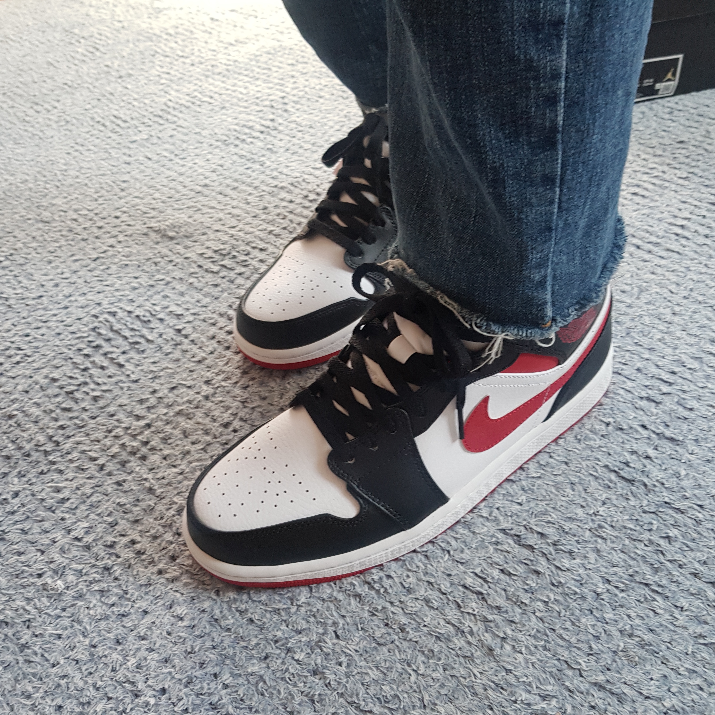 Jordan 1 Mid Gym Red Black White 착용 스타일 - 2