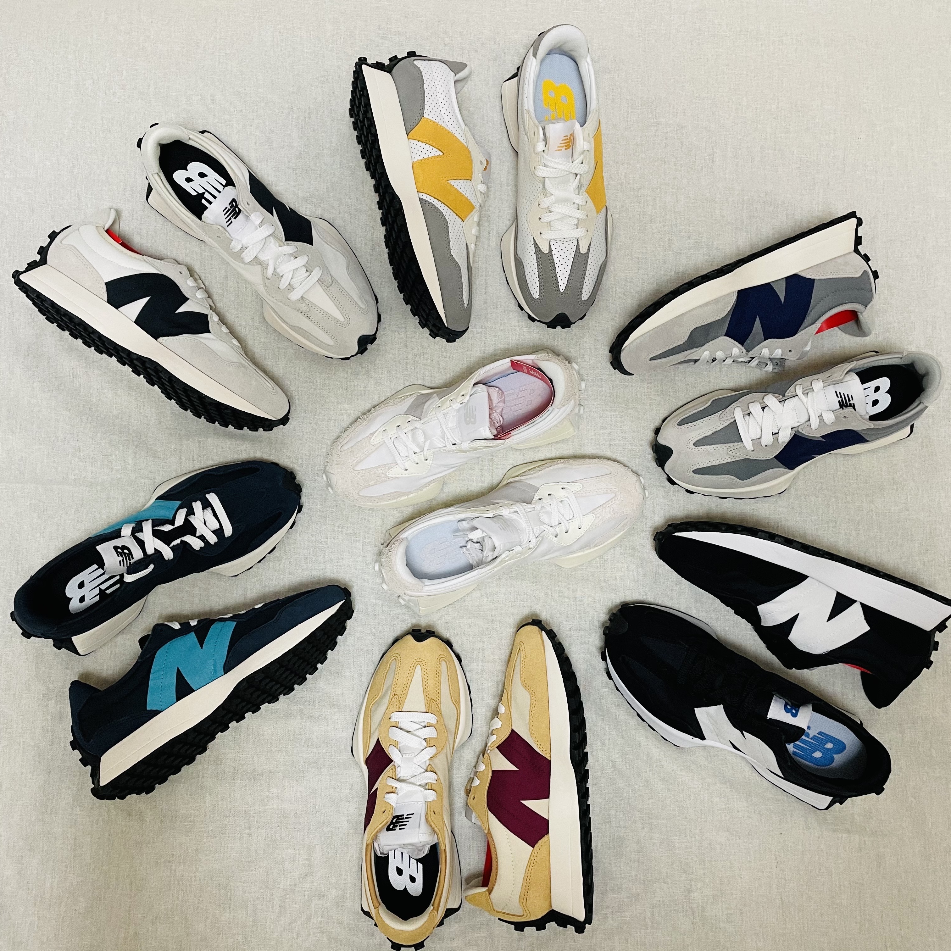 (W) New Balance 327 White Moonbeam, New Balance 327 Moonbeam Ghost Pepper 착용 스타일