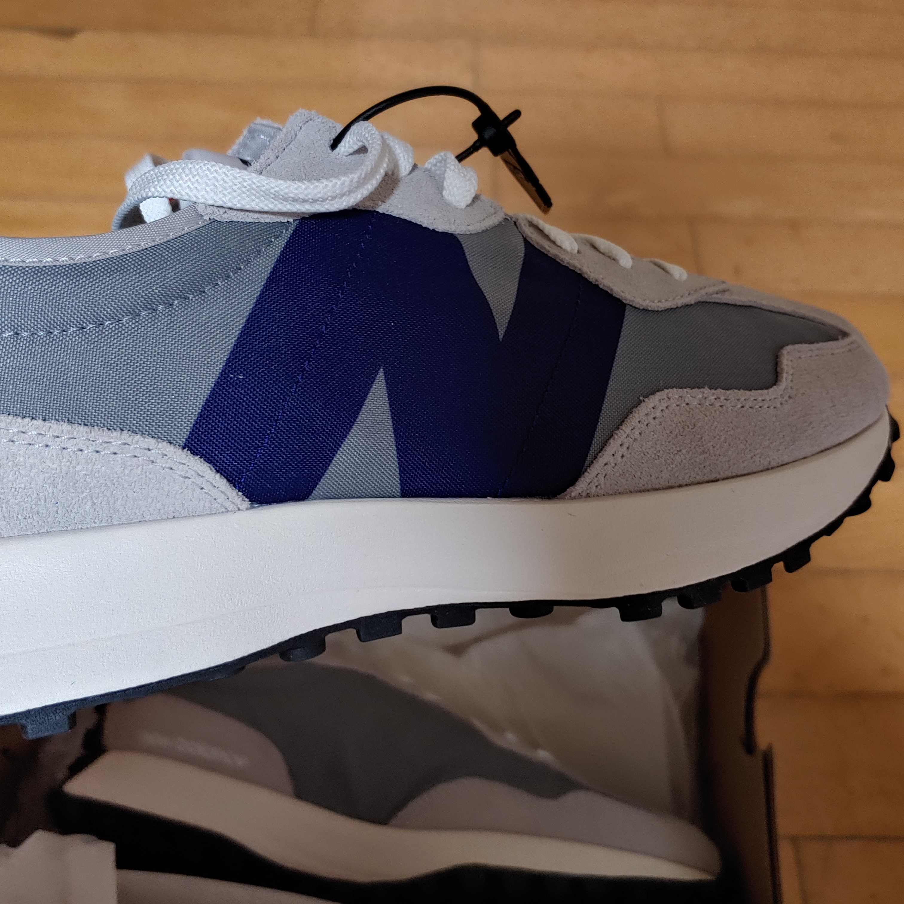 New Balance 327 Grey Purple 착용 스타일 - 3