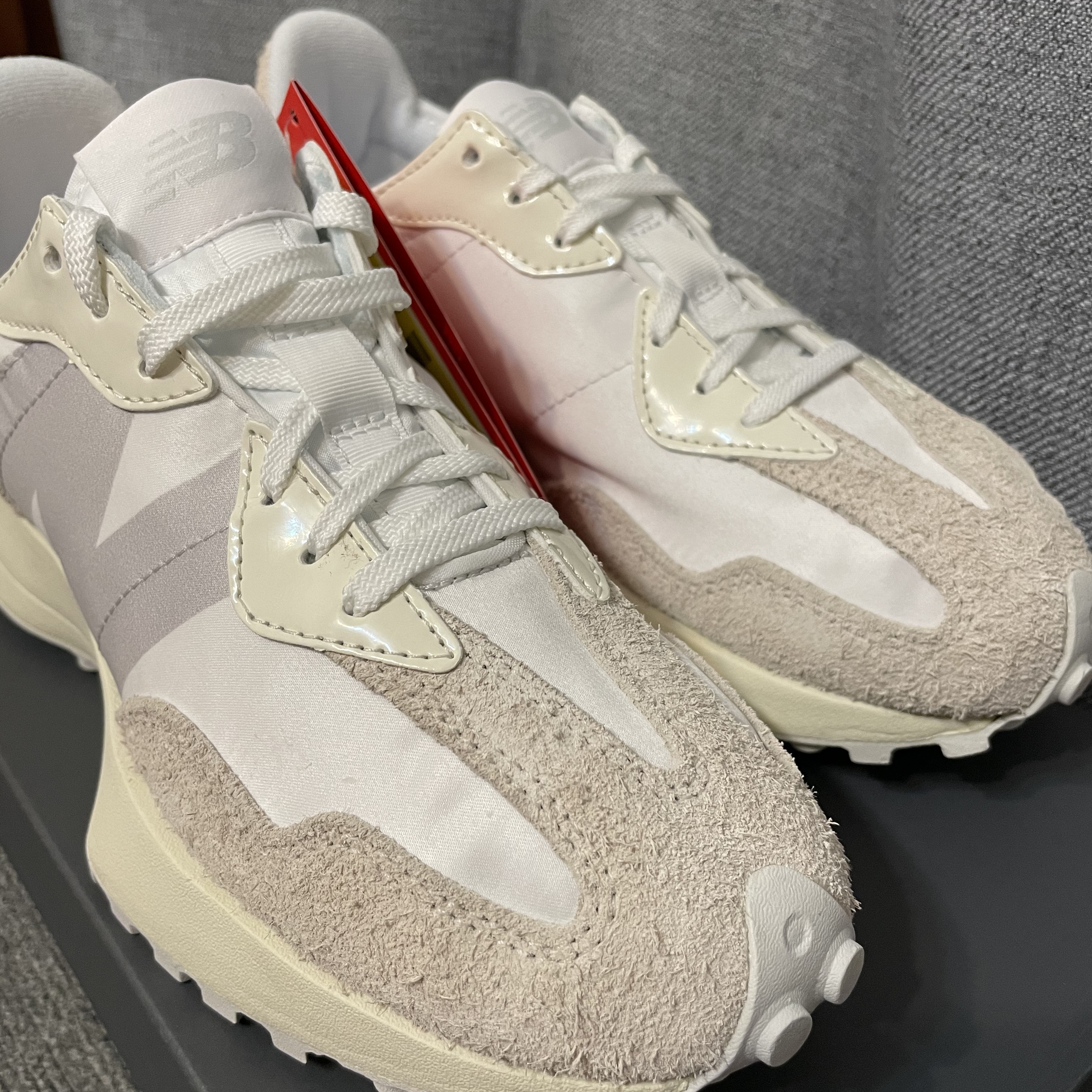 (W) New Balance 327 White Moonbeam 착용 스타일 - 4