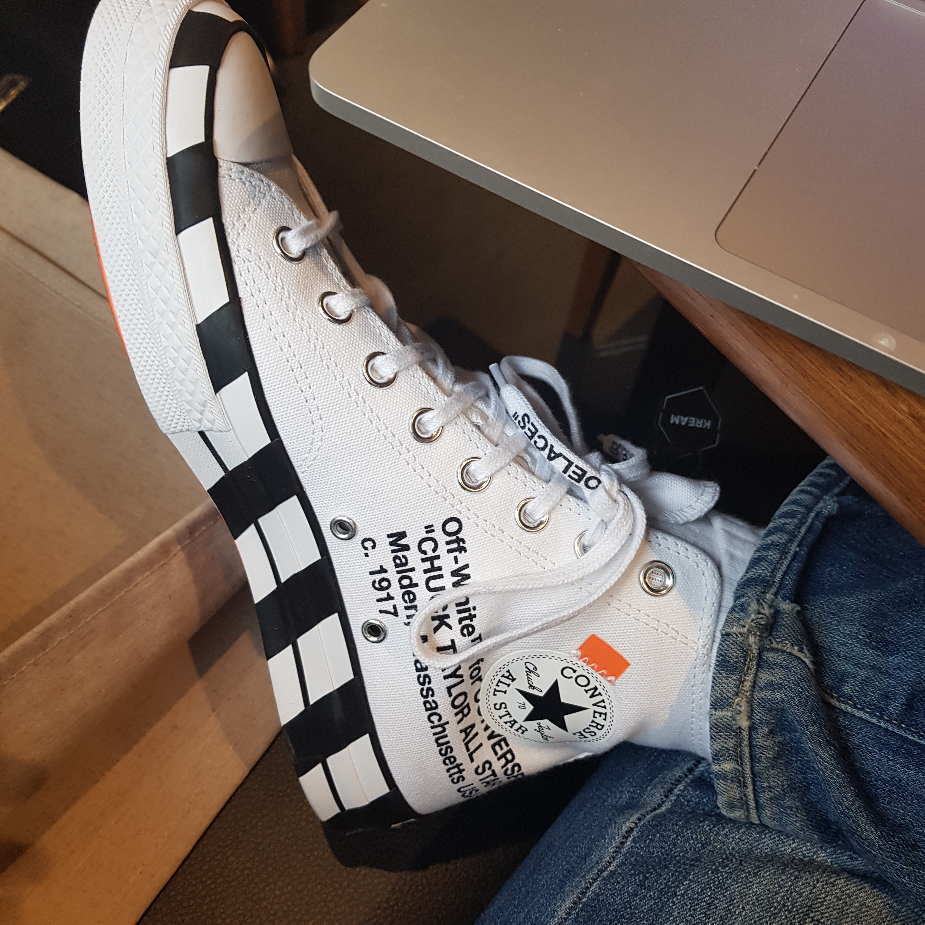 Converse x Off-White Chuck 70 High V2 2021 착용 스타일 - 2
