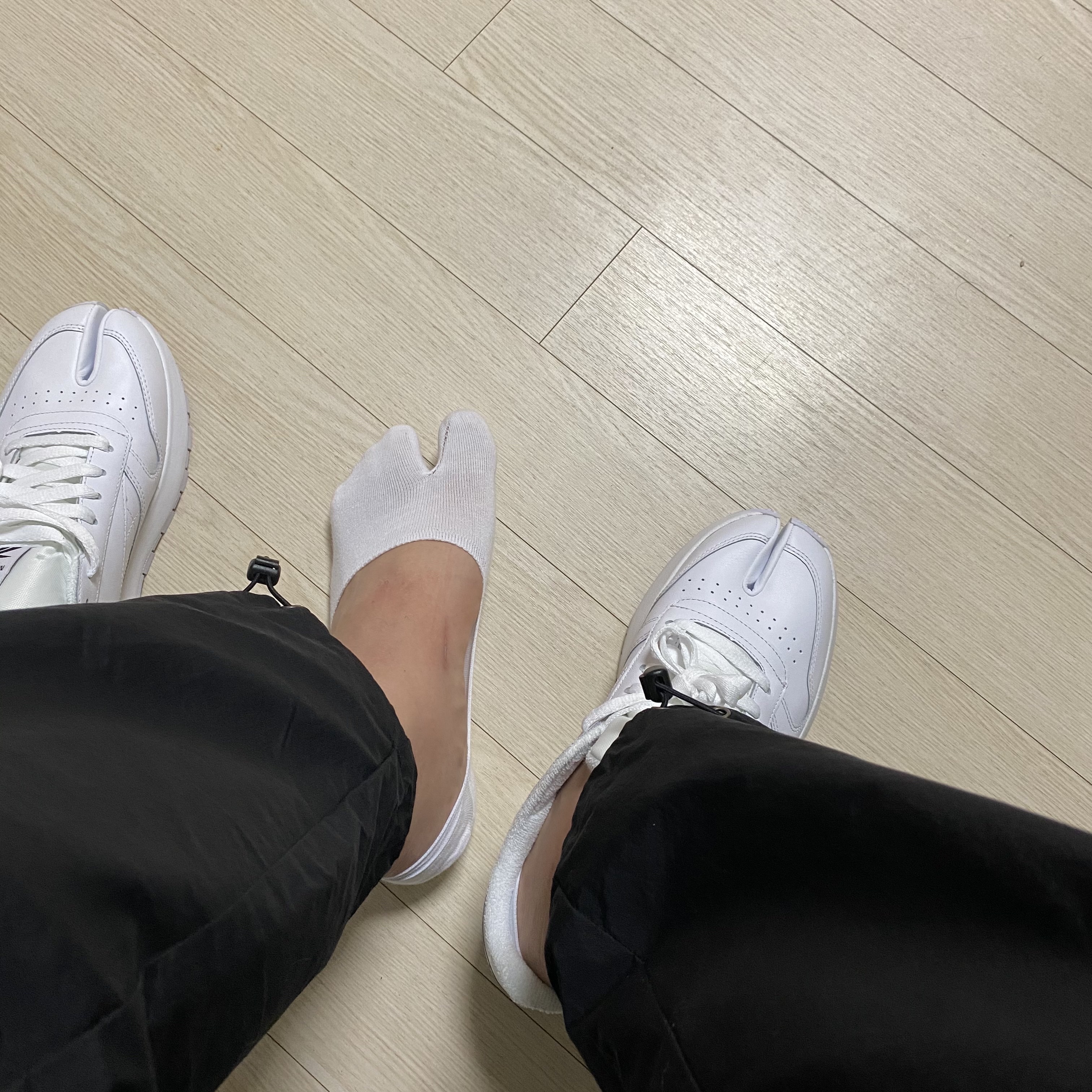 Reebok x Maison Margiela Classic Leather Tabi Shoes White 착용 스타일 - 4