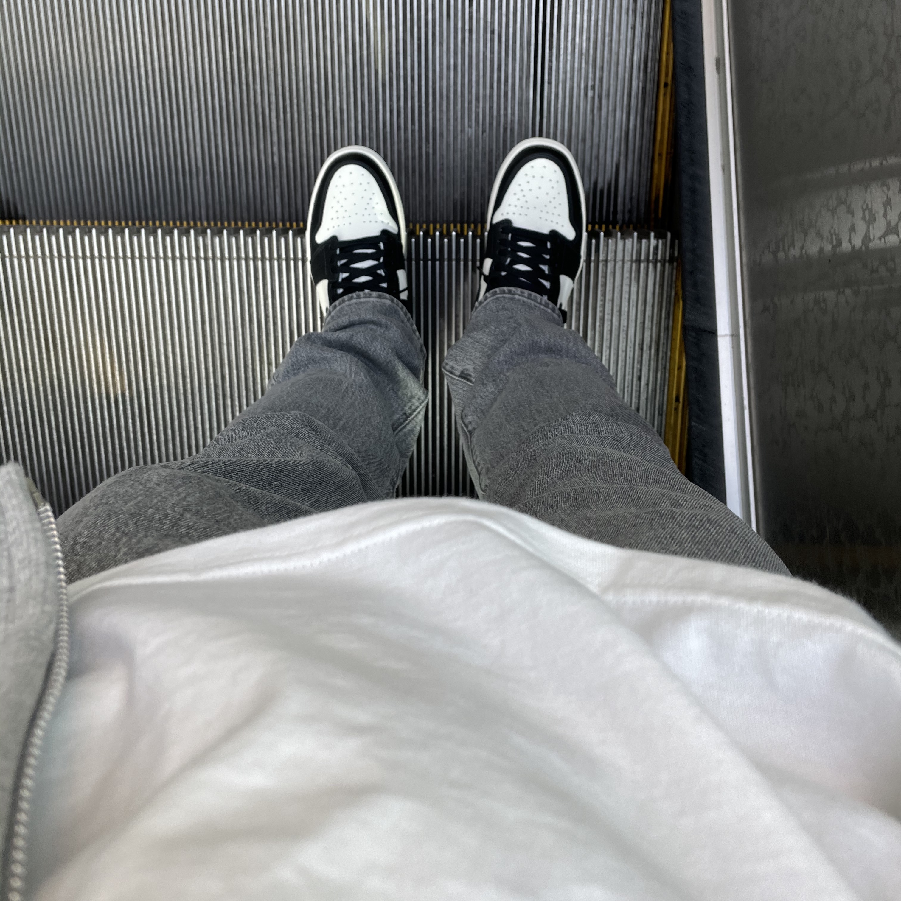 Jordan 1 Retro High OG Black Mocha 착용 스타일