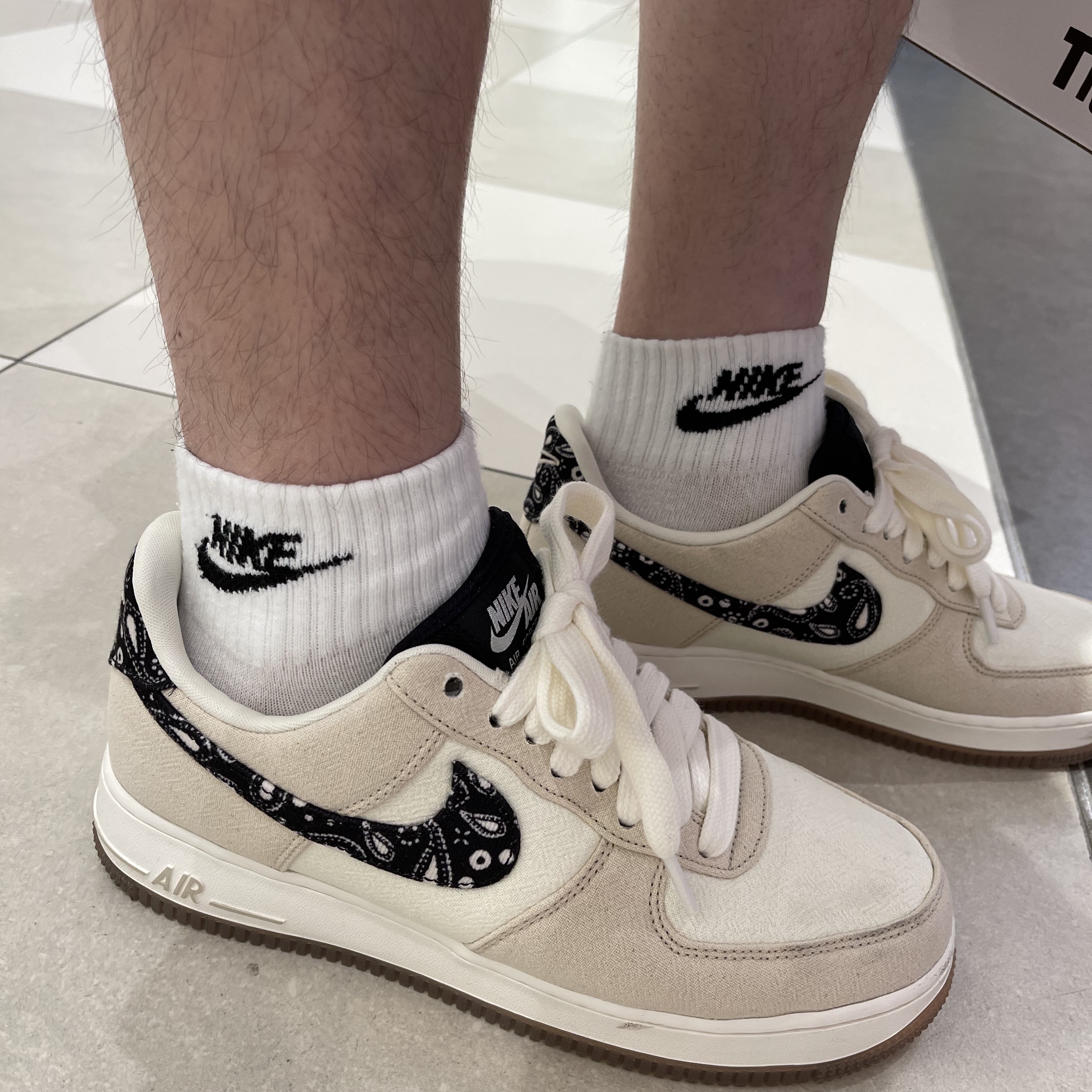 Nike Air Force 1 '07 LV8 Paisley Swoosh 착용 스타일 - 2