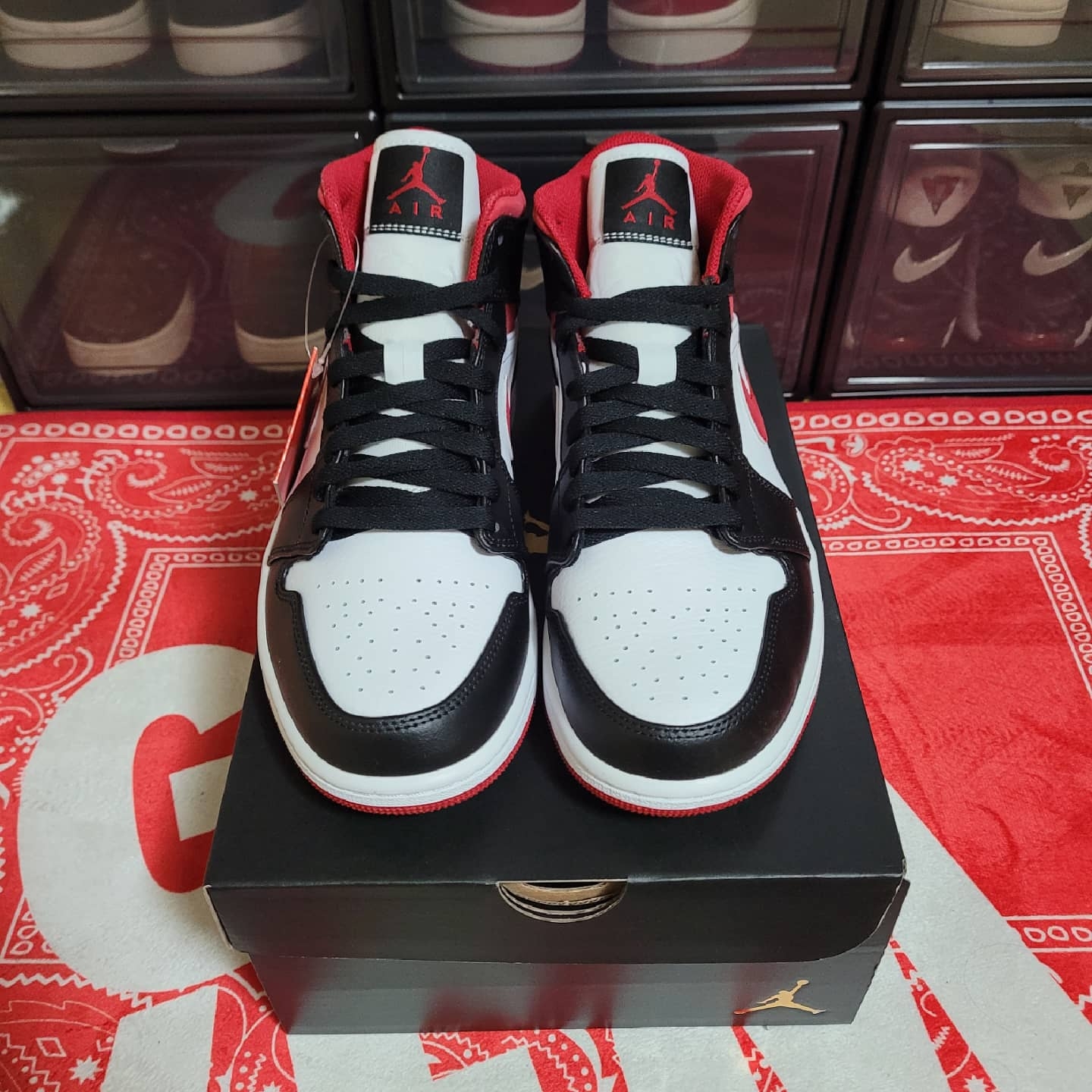Jordan 1 Mid Gym Red Black White 착용 스타일 - 2