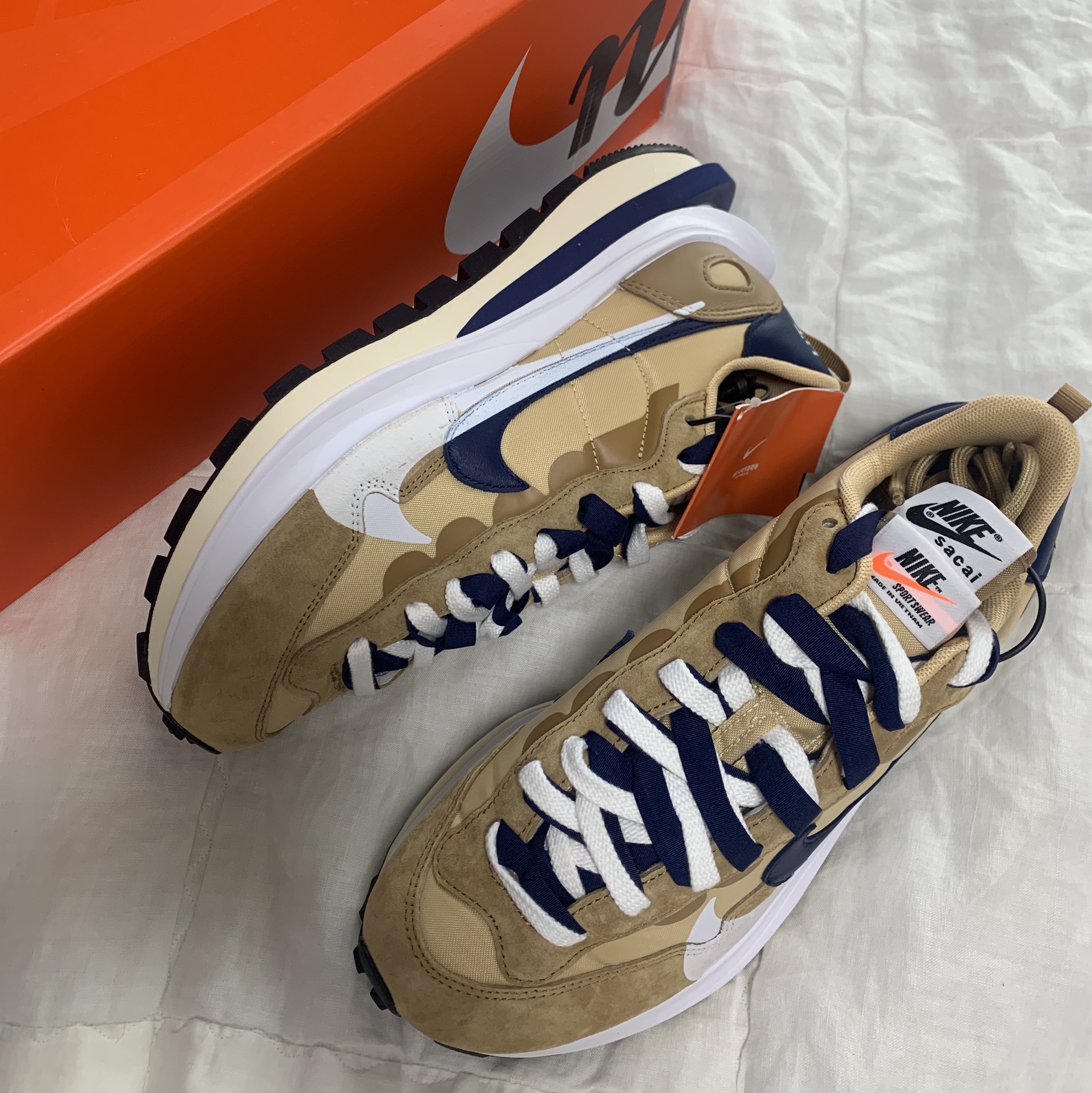 Nike x Sacai VaporWaffle Sesame and Blue Void 착용 스타일