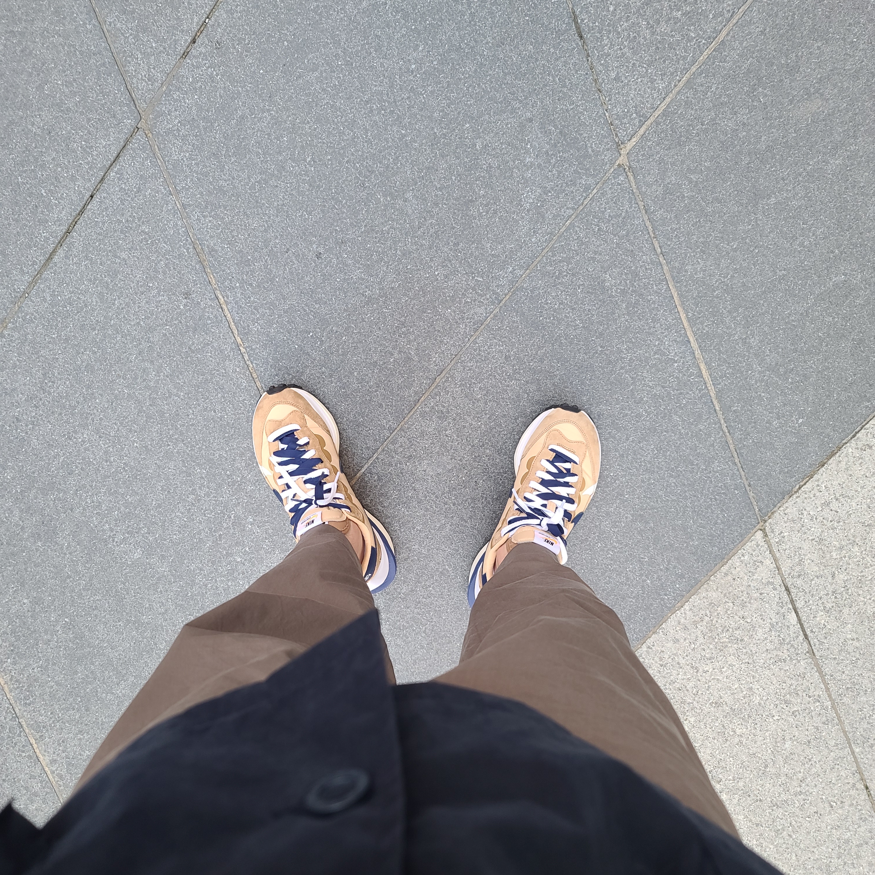 Nike x Sacai VaporWaffle Sesame and Blue Void 착용 스타일 - 4