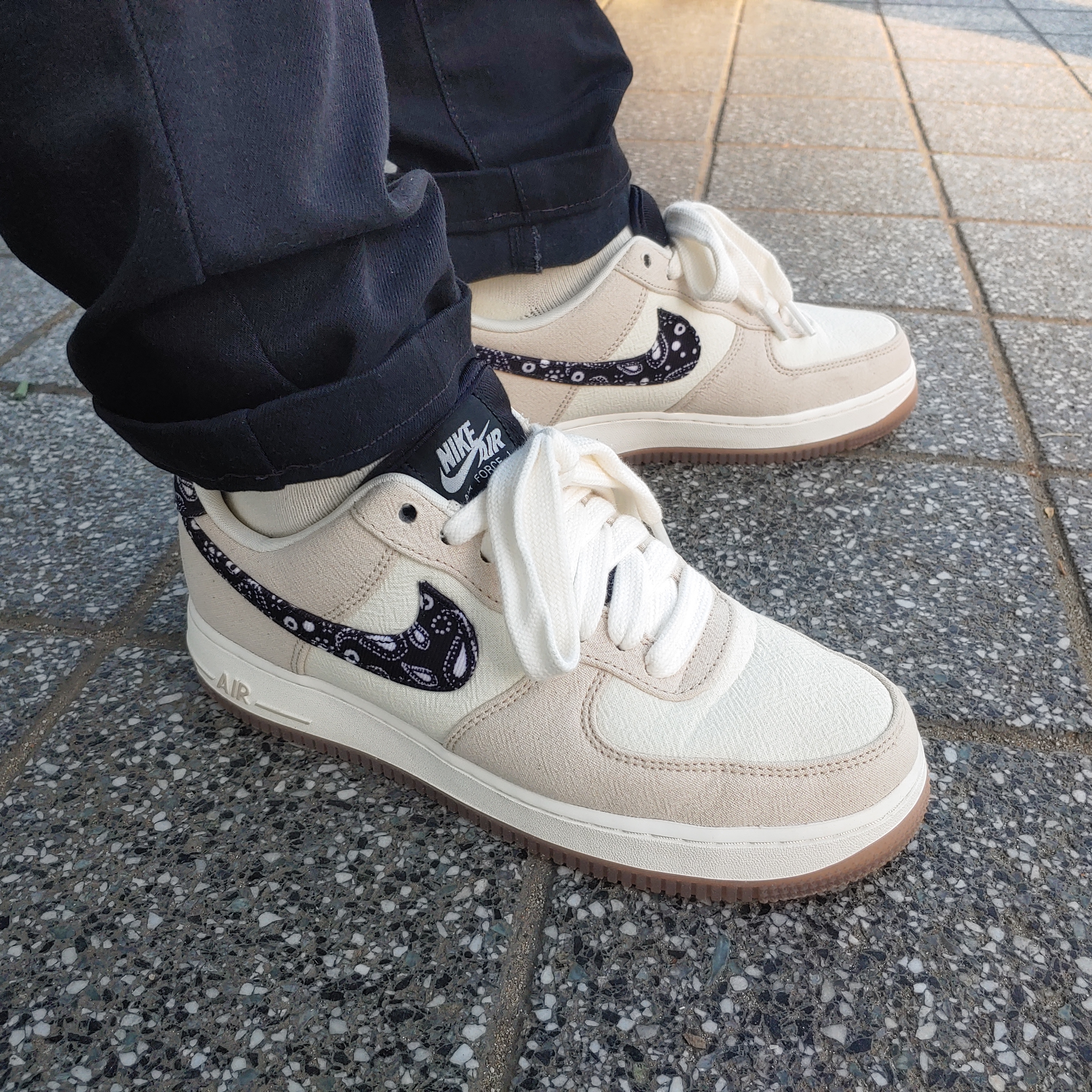 Nike Air Force 1 '07 LV8 Paisley Swoosh 착용 스타일 - 1
