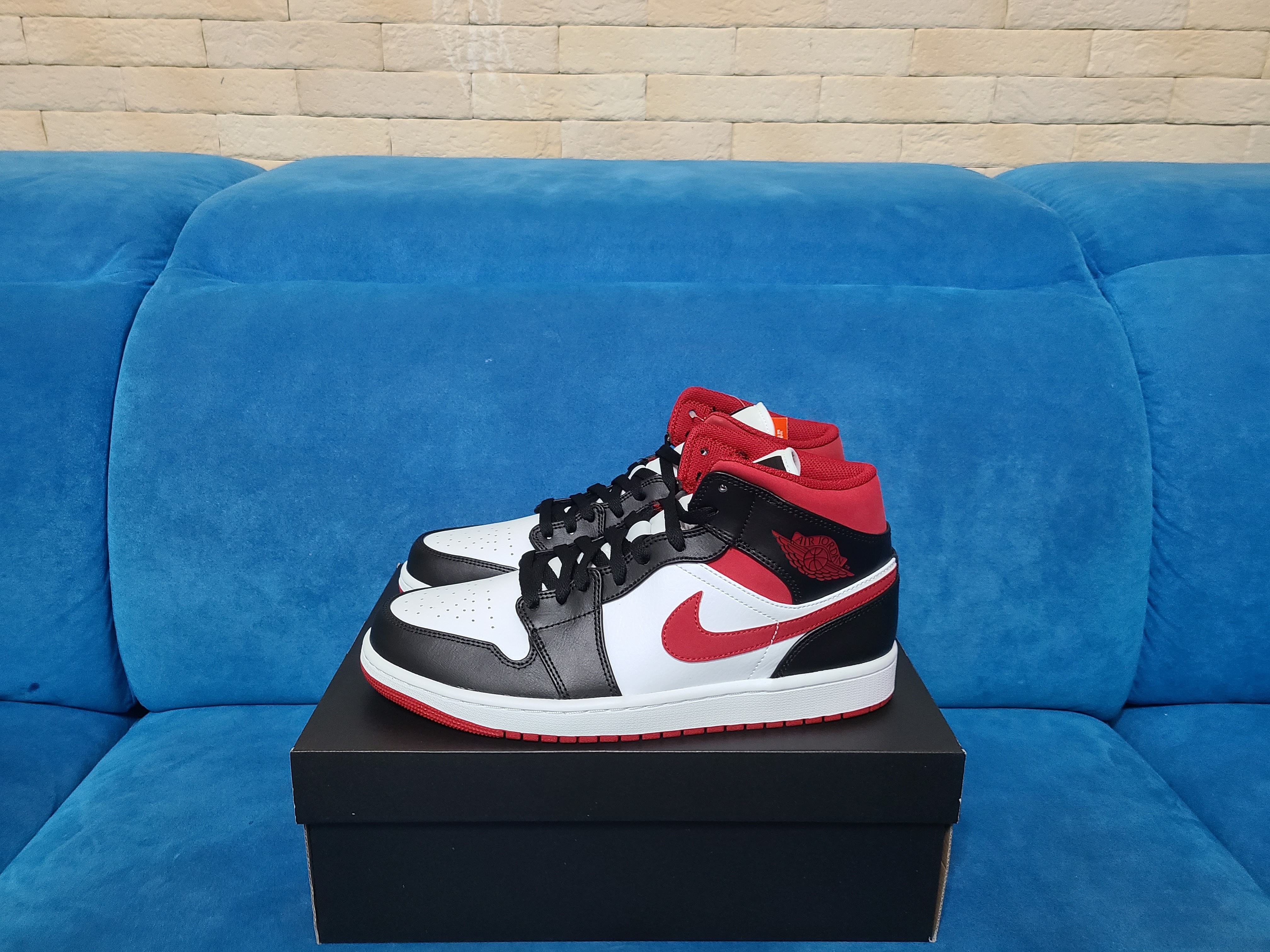 Jordan 1 Mid Gym Red Black White 착용 스타일 - 1