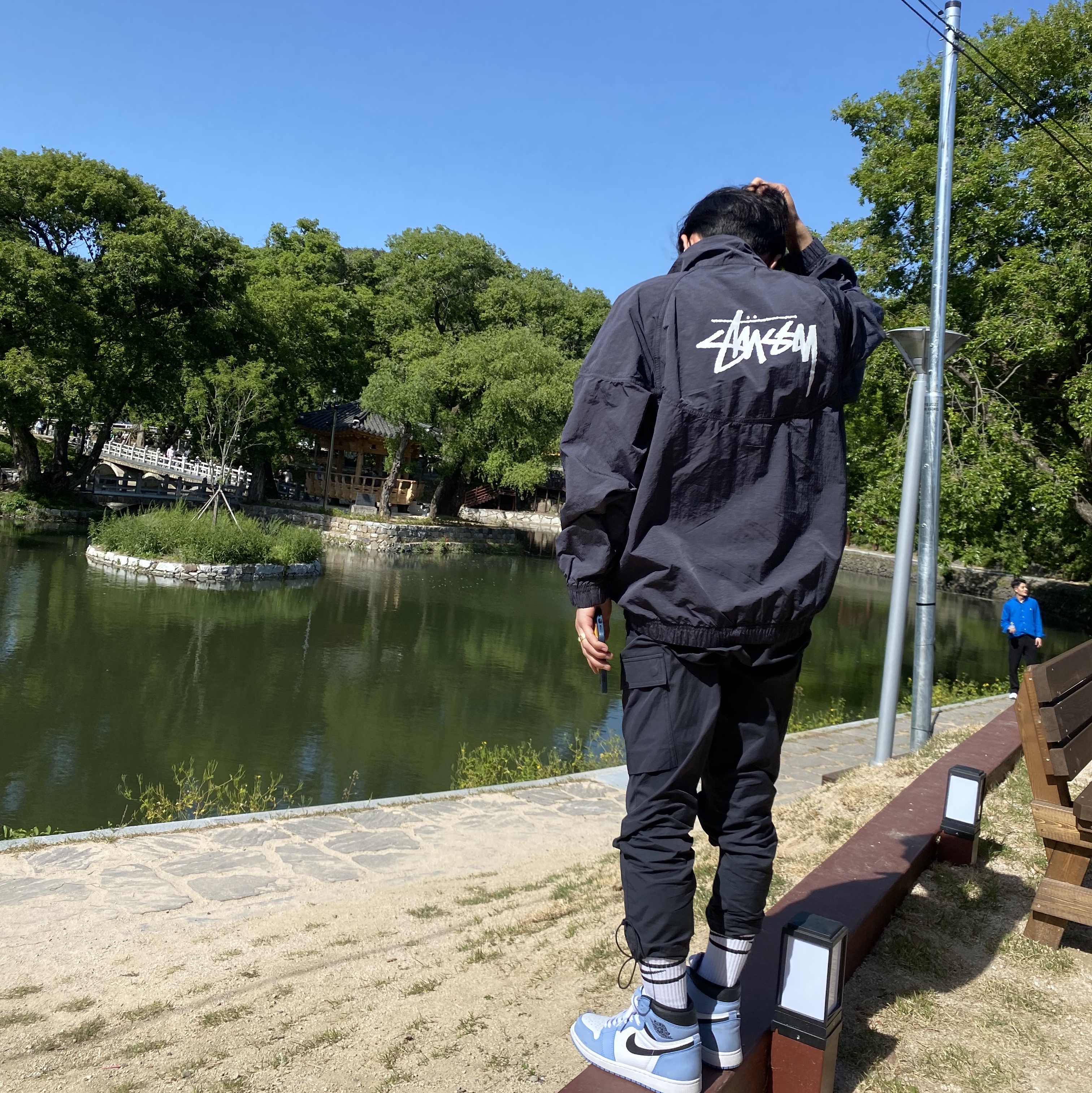 Nike x Stussy Windrunner Jacket Off Noir, Jordan 1 Retro High OG University Blue 착용 스타일 - 2