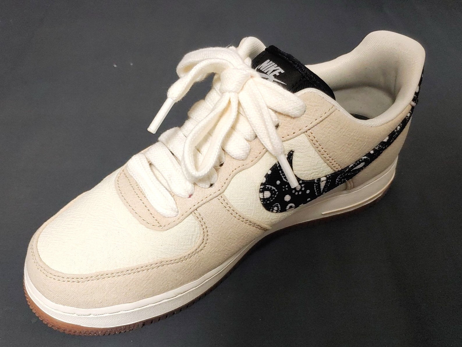 Nike Air Force 1 '07 LV8 Paisley Swoosh 착용 스타일 - 2