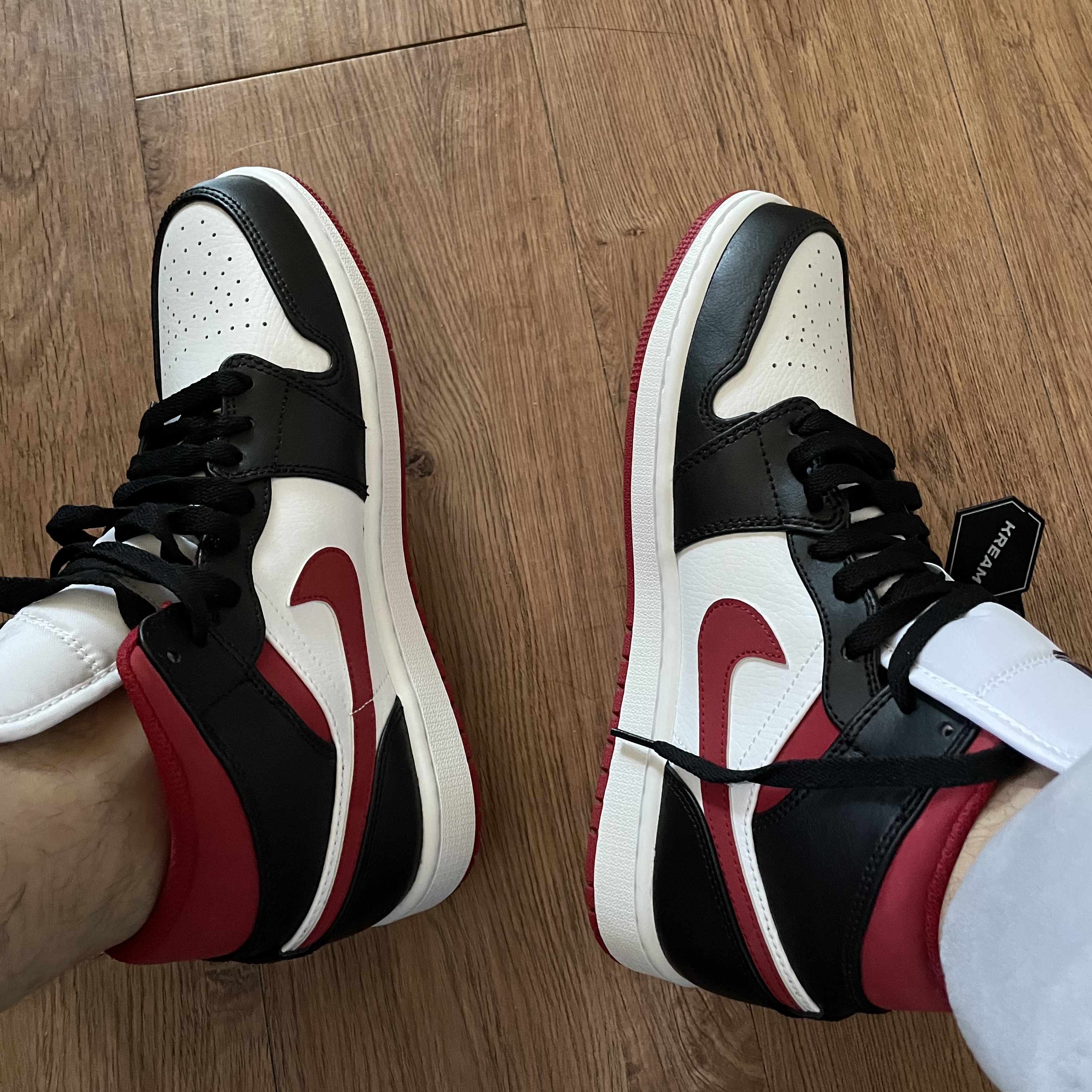 Jordan 1 Mid Gym Red Black White 착용 스타일