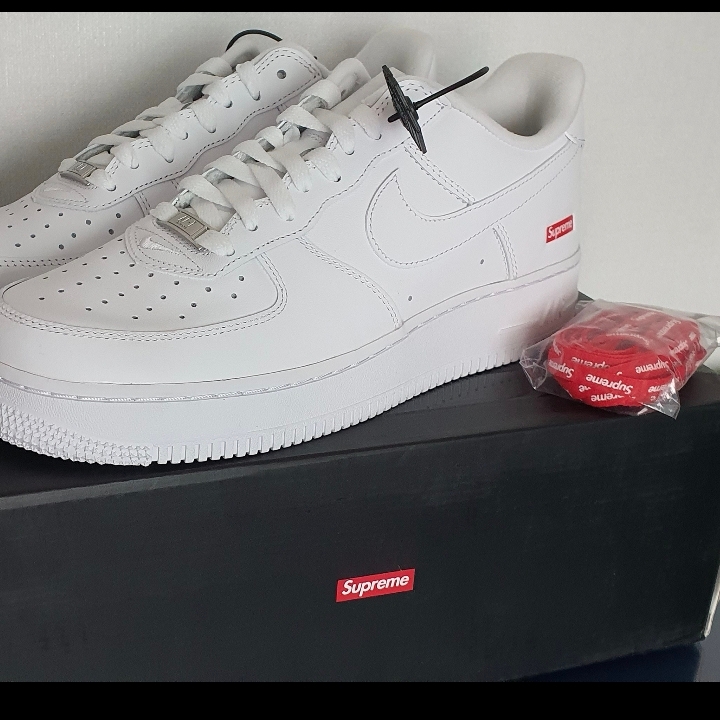 Nike x Supreme Air Force 1 Low White 착용 스타일 - 2