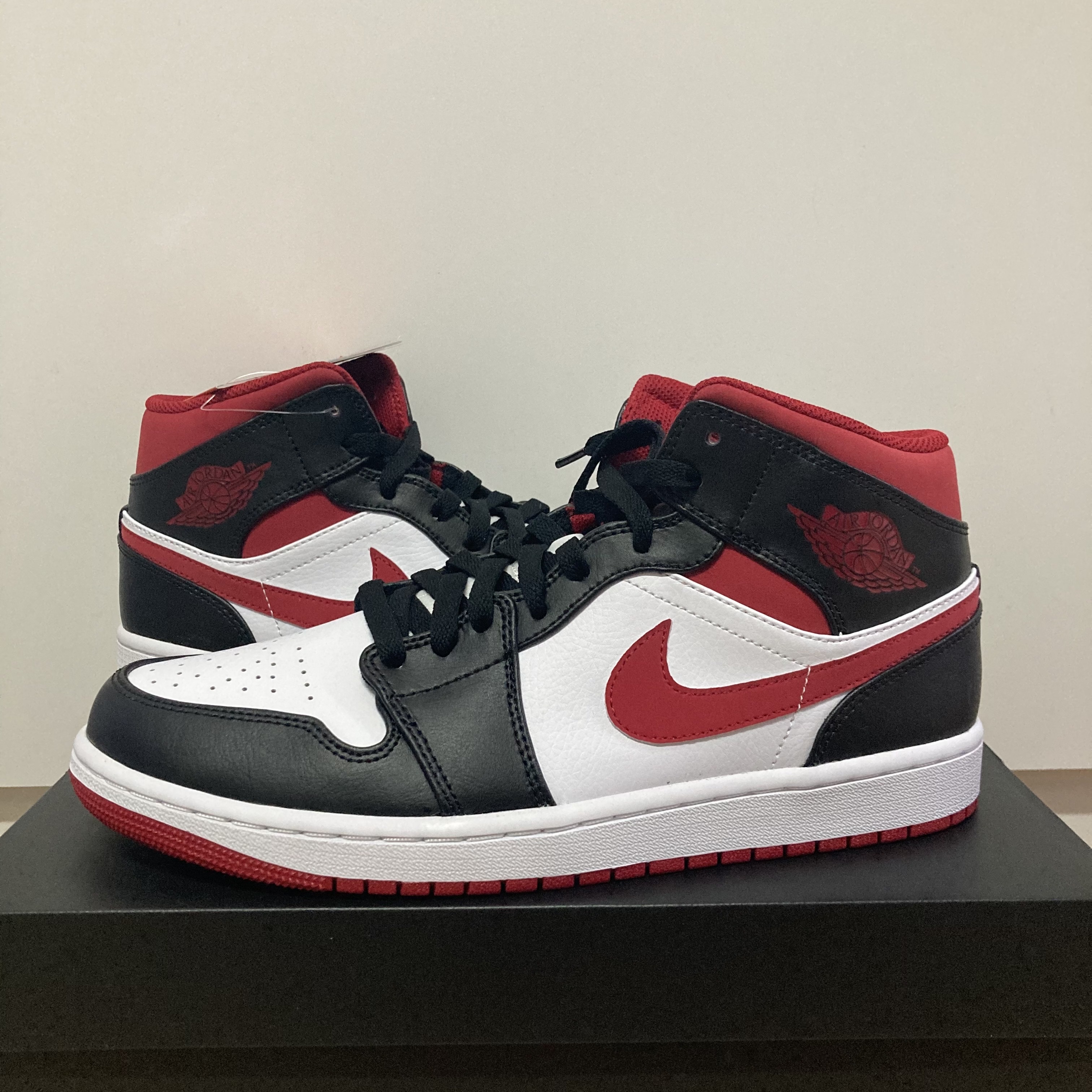 Jordan 1 Mid Gym Red Black White 착용 스타일 - 2