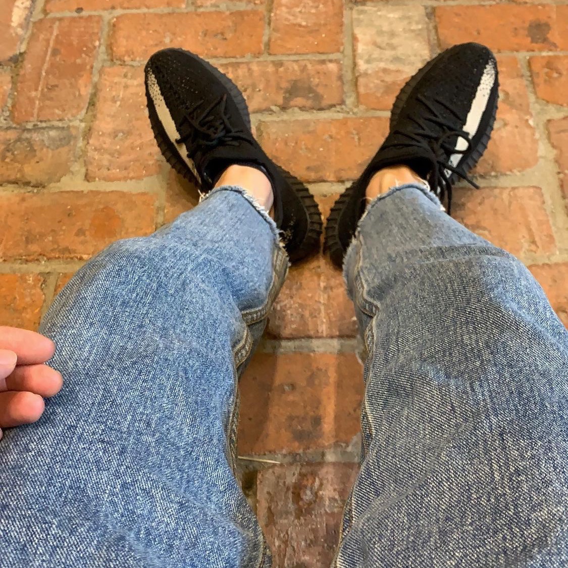 Adidas Yeezy Boost 350 V2 Core Black White 2016 착용 스타일
