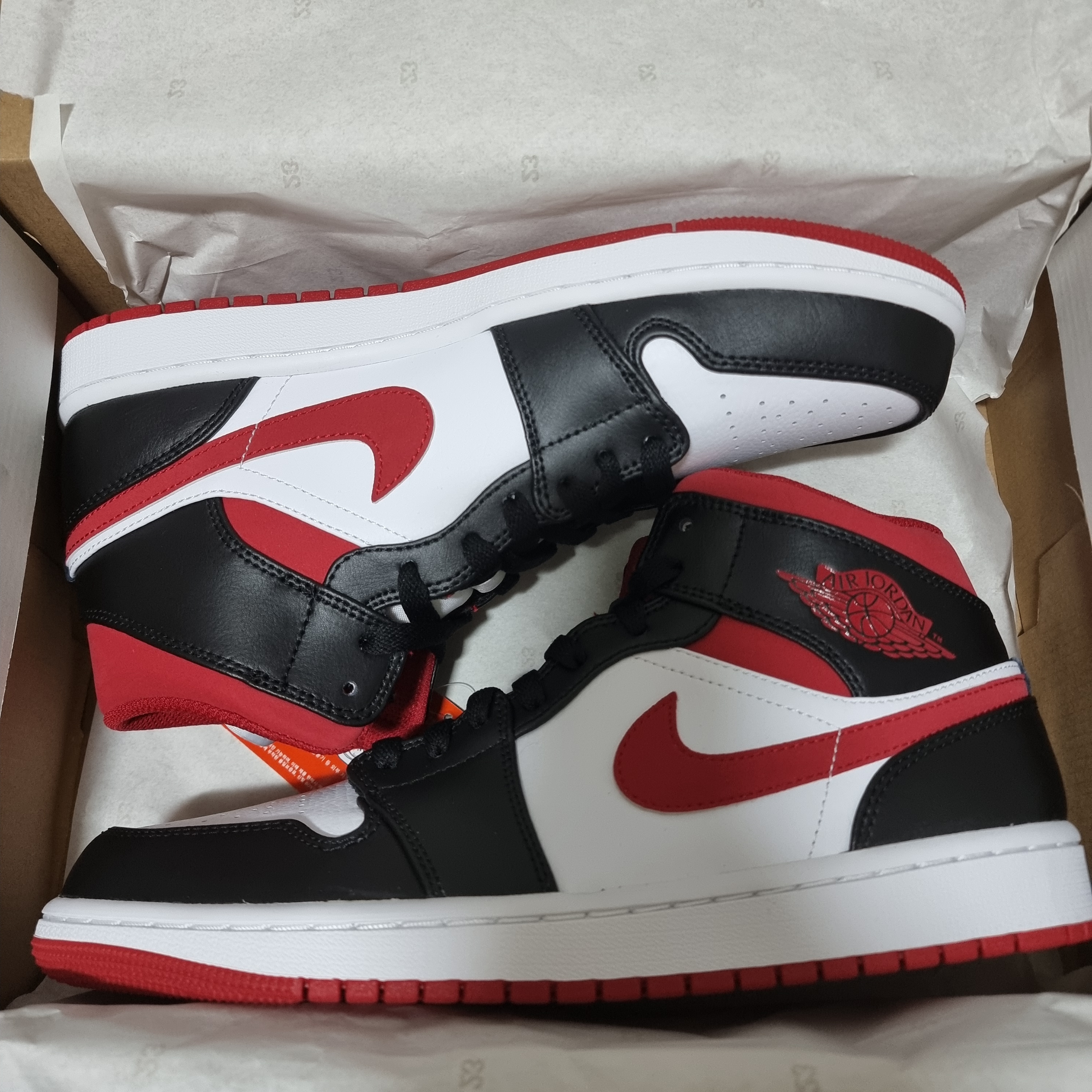 Jordan 1 Mid Gym Red Black White 착용 스타일