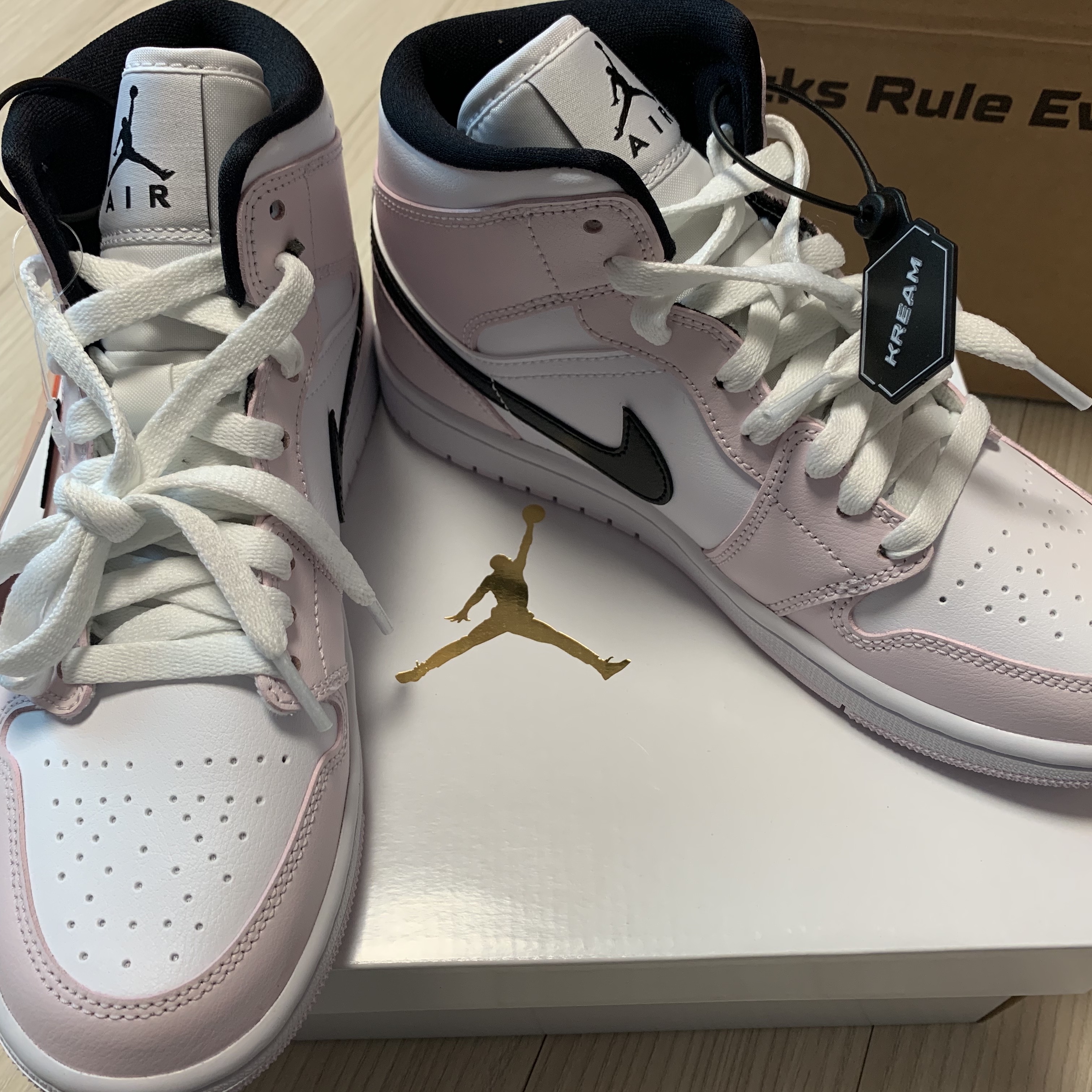 (W) Jordan 1 Mid Barely Rose 착용 스타일