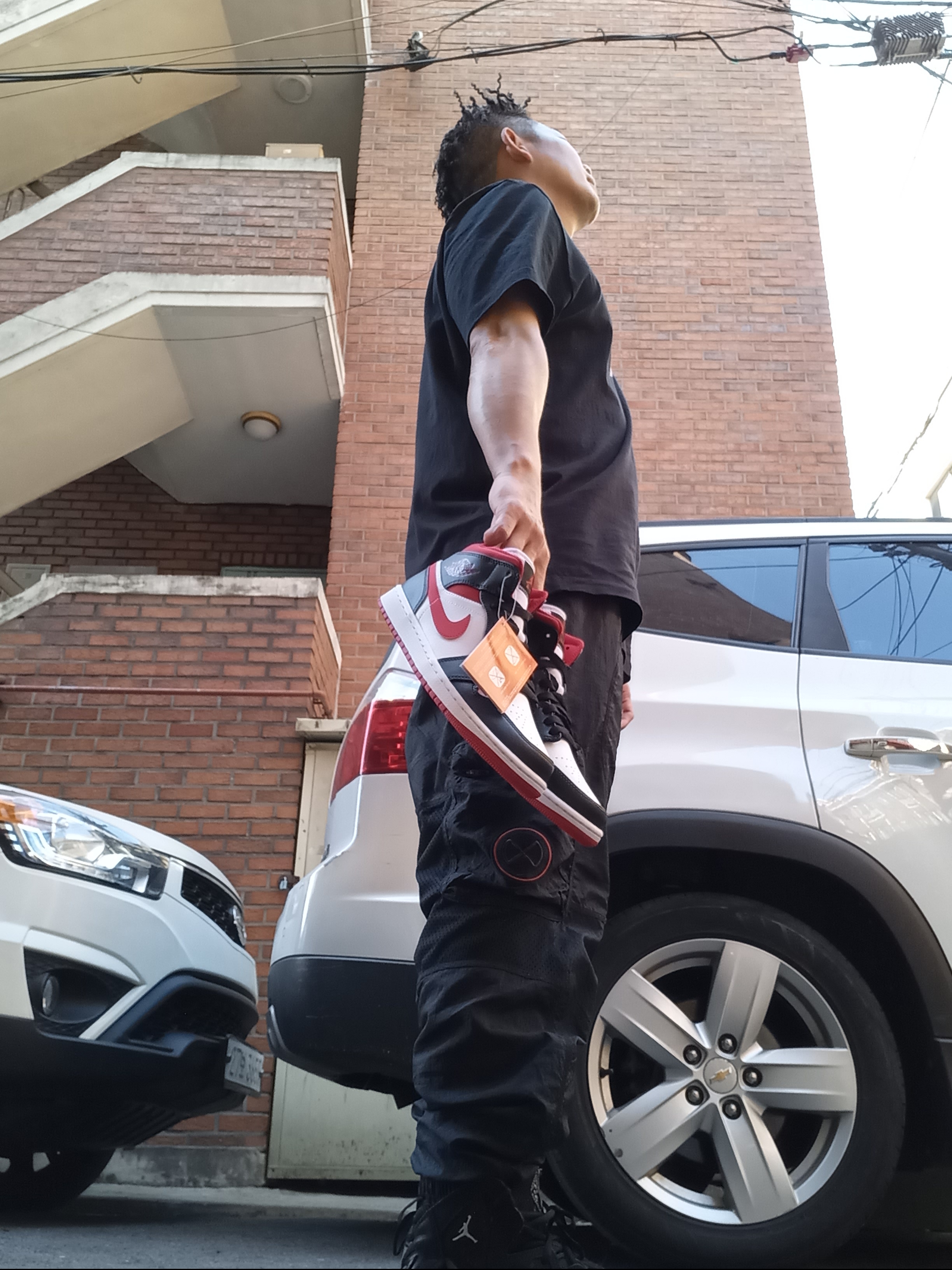 Jordan 1 Mid Gym Red Black White 착용 스타일 - 1