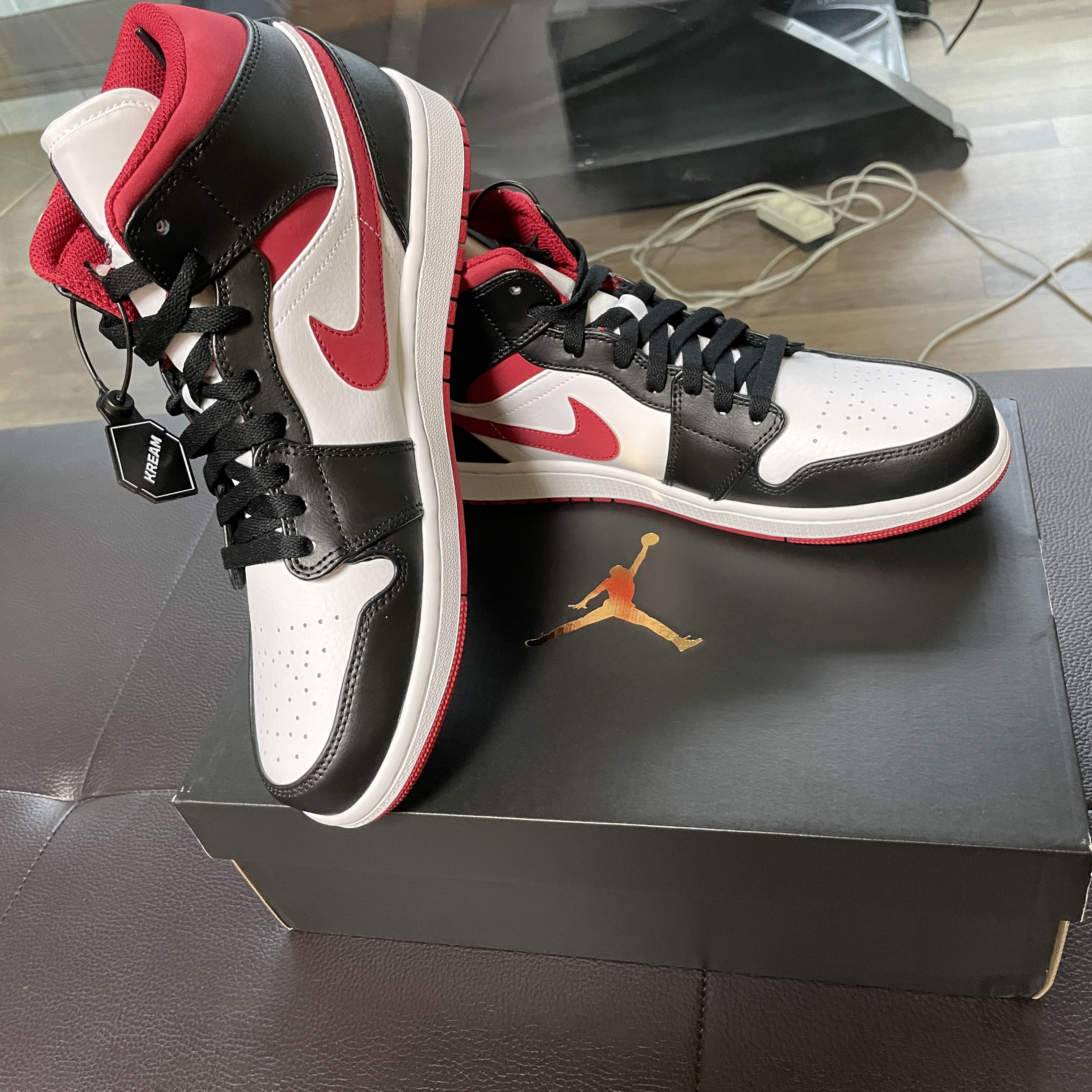 Jordan 1 Mid Gym Red Black White 착용 스타일 - 2
