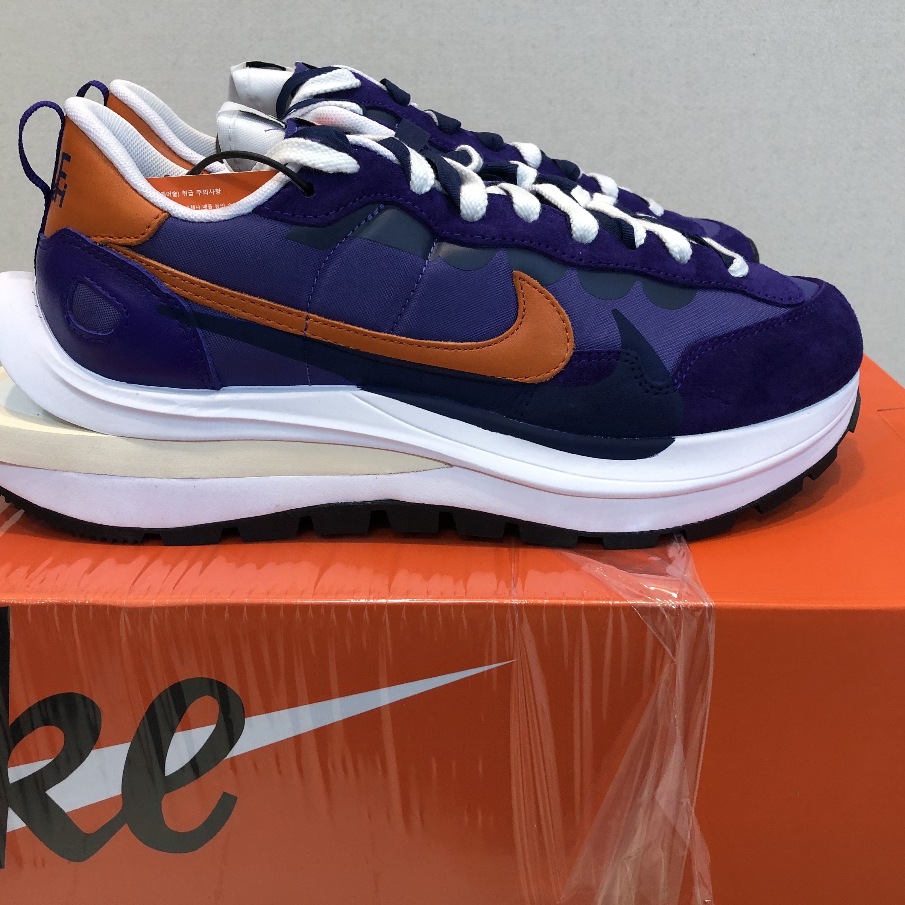Nike x Sacai VaporWaffle Dark Iris 착용 스타일 - 2