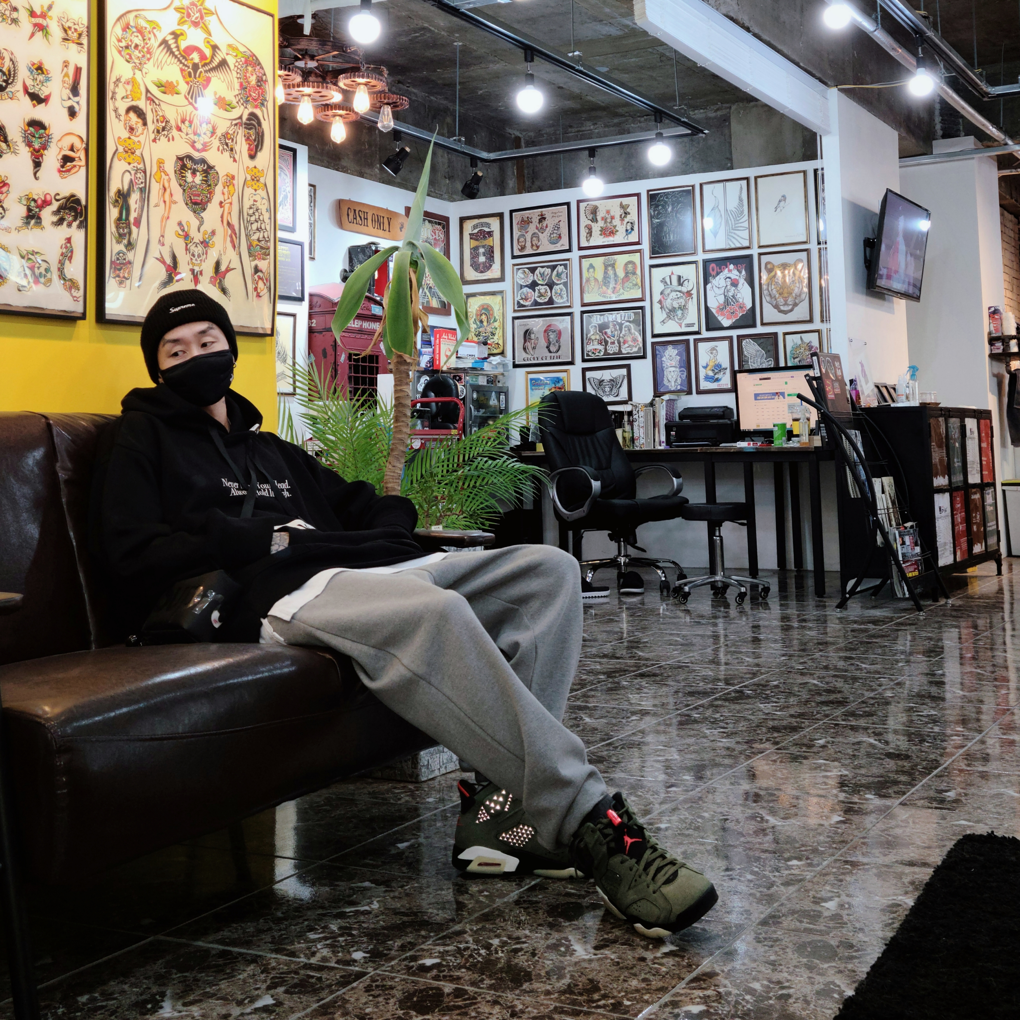 Jordan 6 x Travis Scott Retro Olive, Supreme Loose Gauge Beanie Black 착용 스타일
