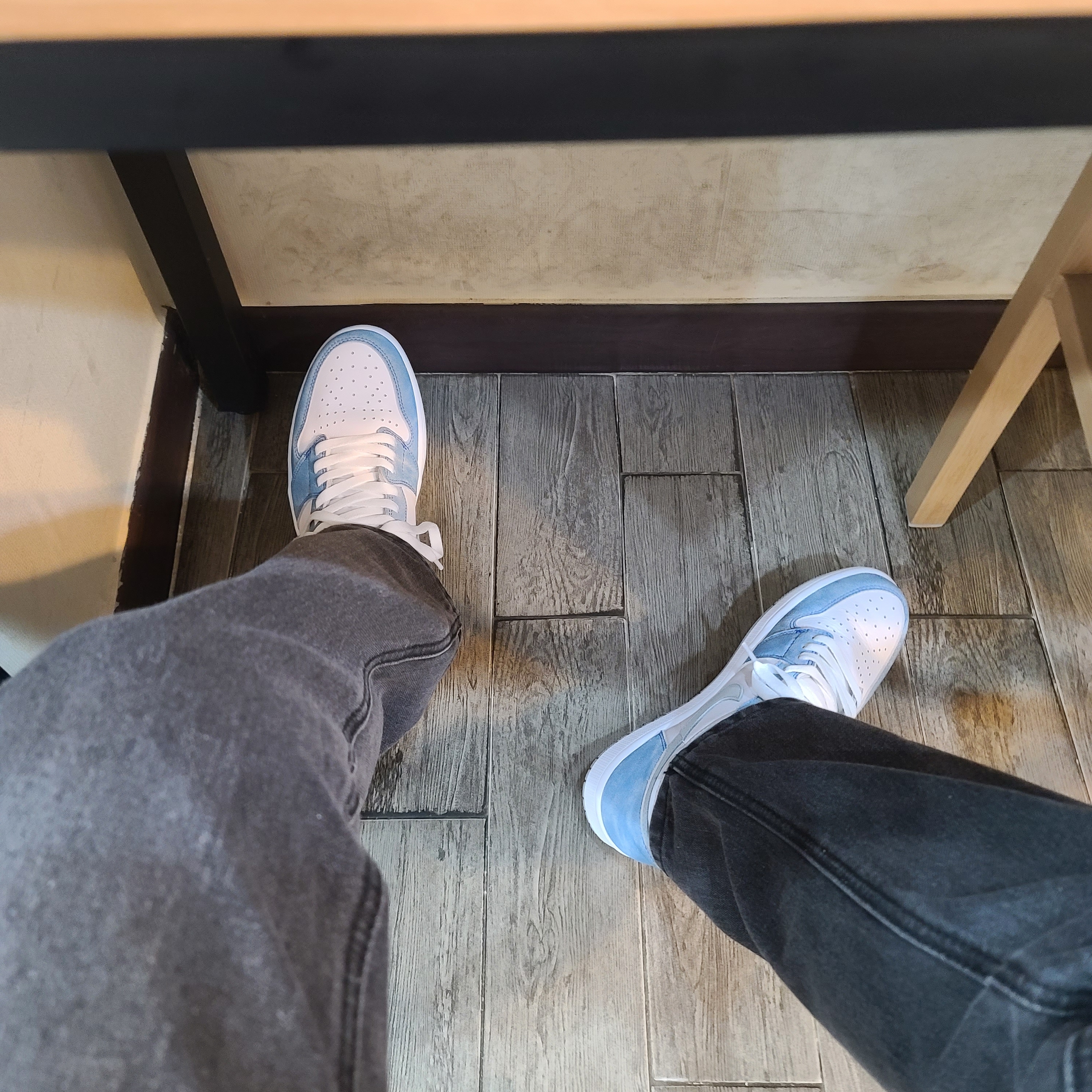 Jordan 1 Retro High OG Hyper Royal 착용 스타일 - 2