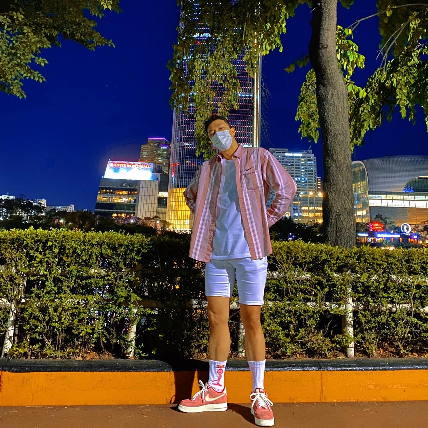 Nike Air Force 1 '07 LV8 Dusty Red, Supreme Hanes Tagless T-Shirt White (3 Pack) 착용 스타일