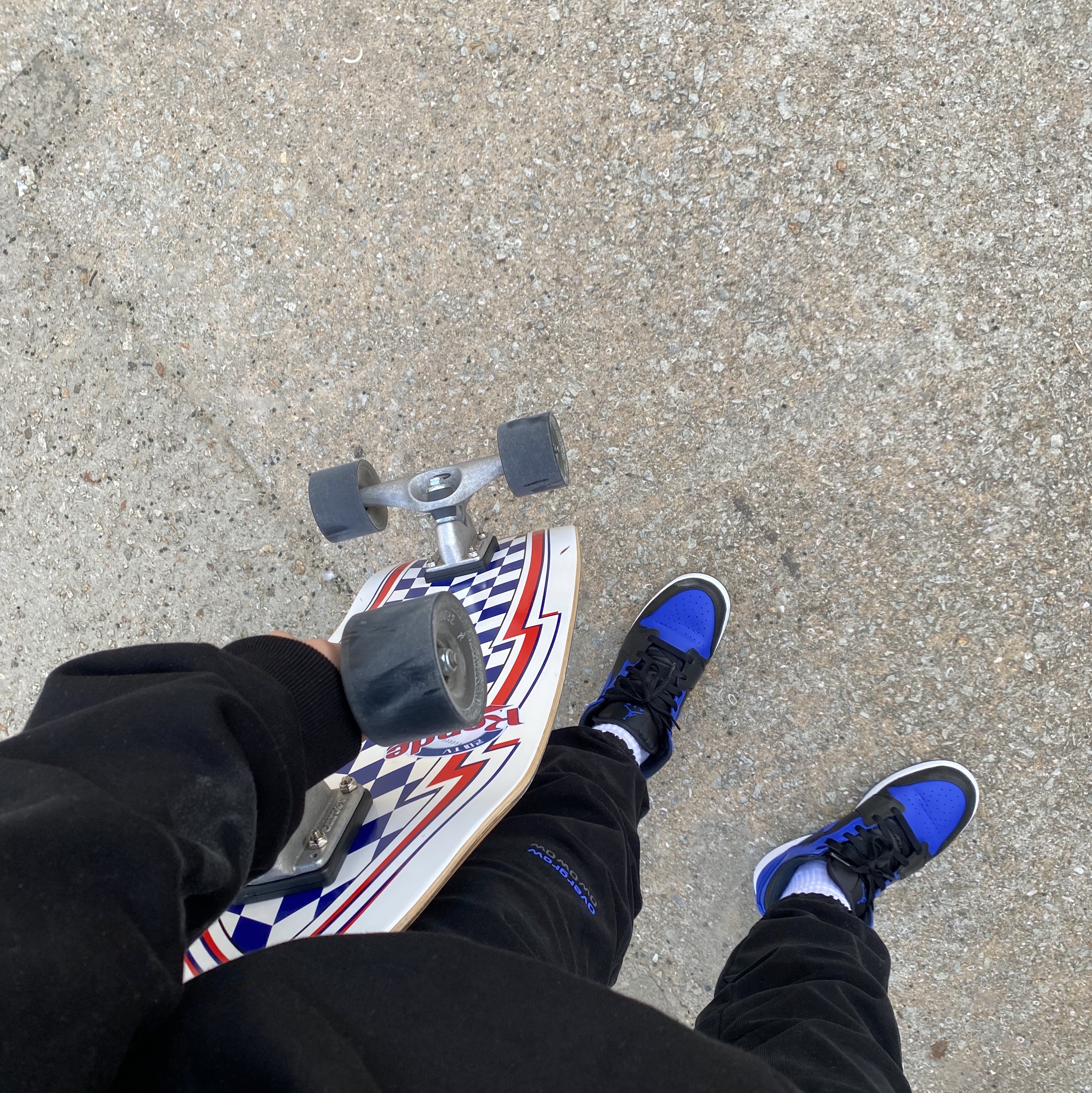 Jordan 1 Mid Black Hyper Royal 착용 스타일 - 2