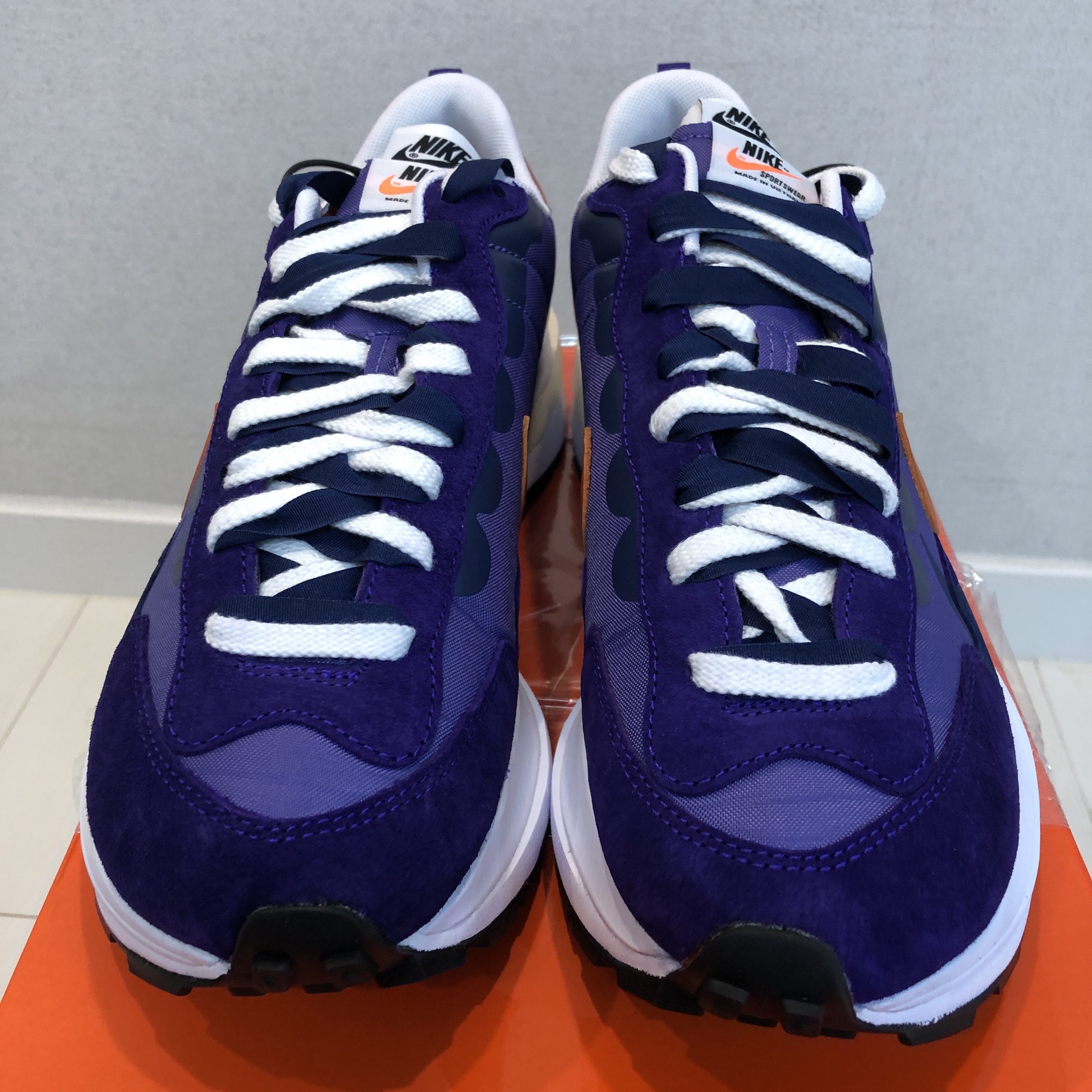 Nike x Sacai VaporWaffle Dark Iris 착용 스타일 - 3