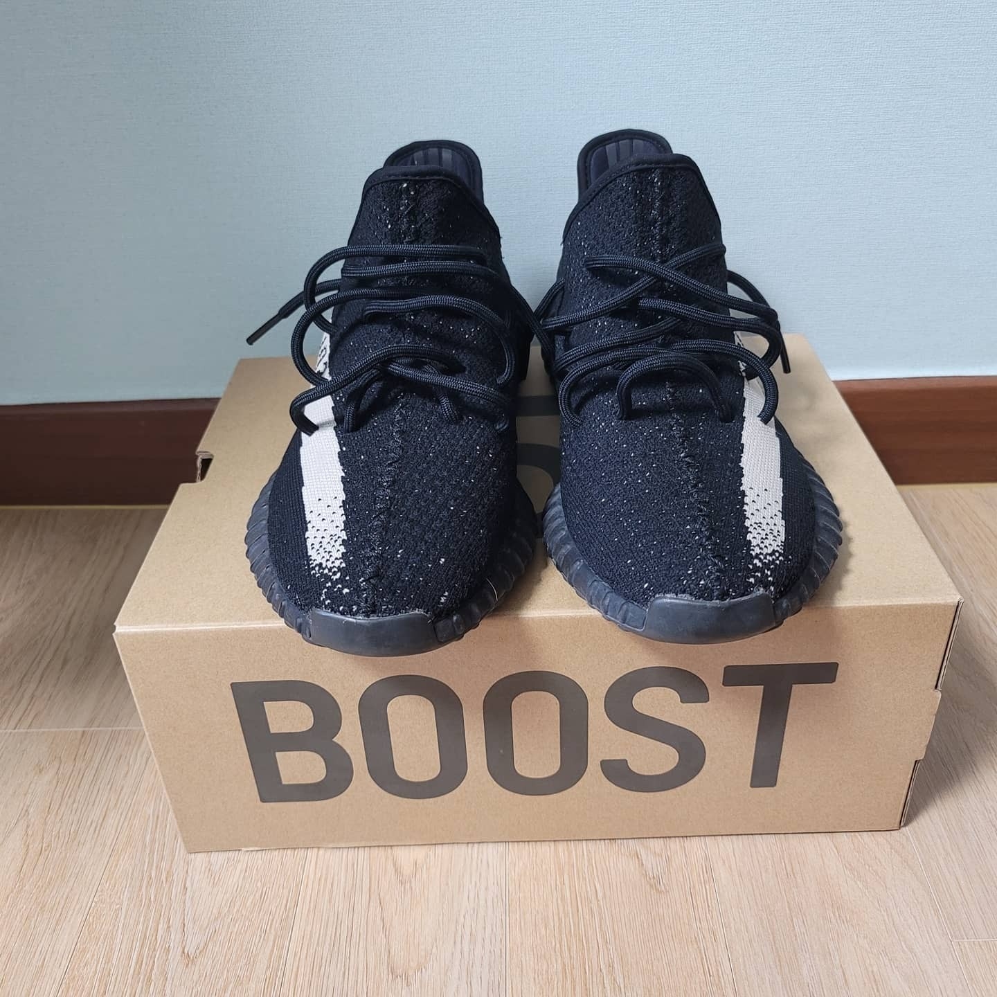 Adidas Yeezy Boost 350 V2 Core Black White 2016 착용 스타일 - 3