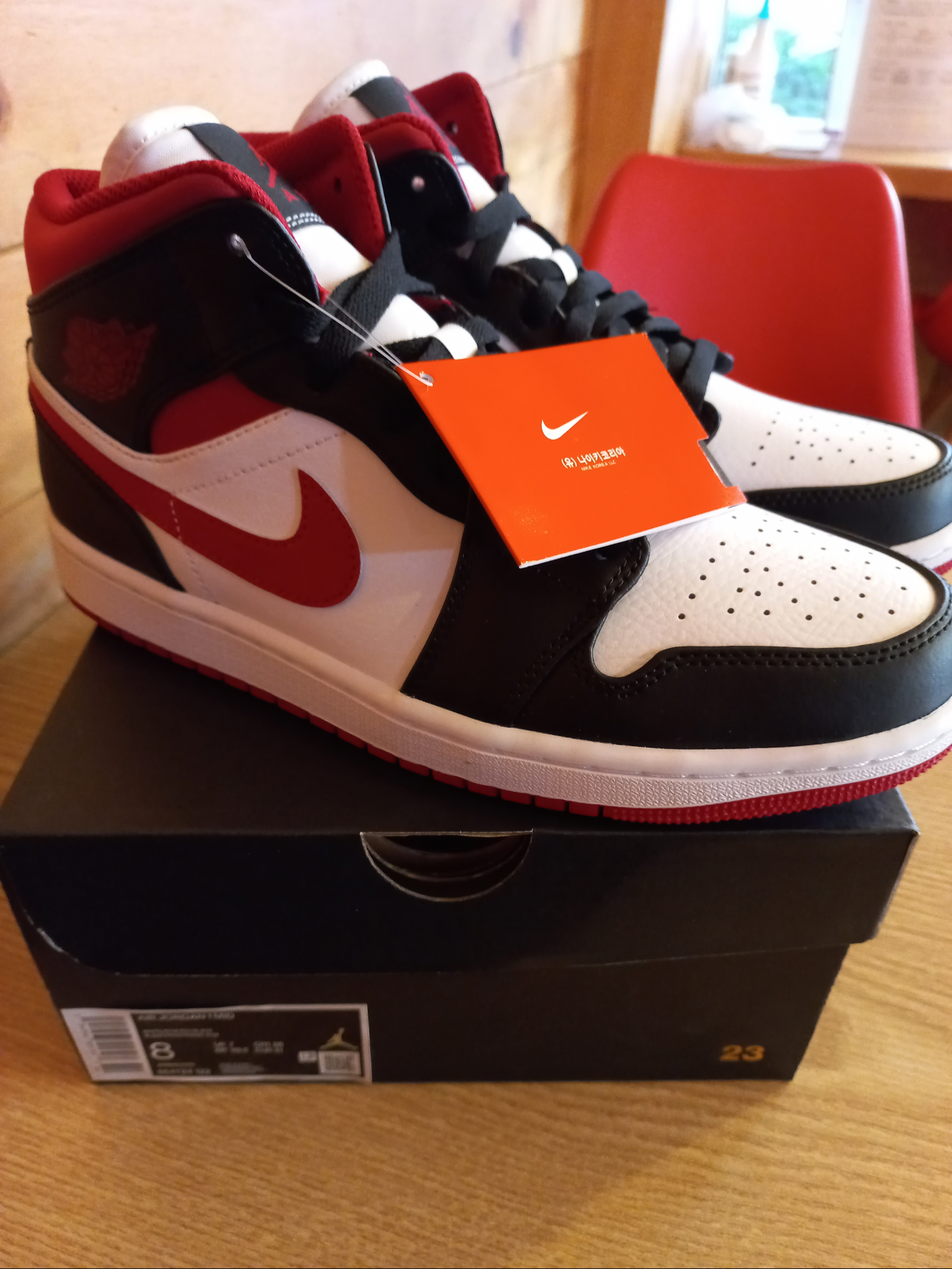 Jordan 1 Mid Gym Red Black White 착용 스타일 - 4