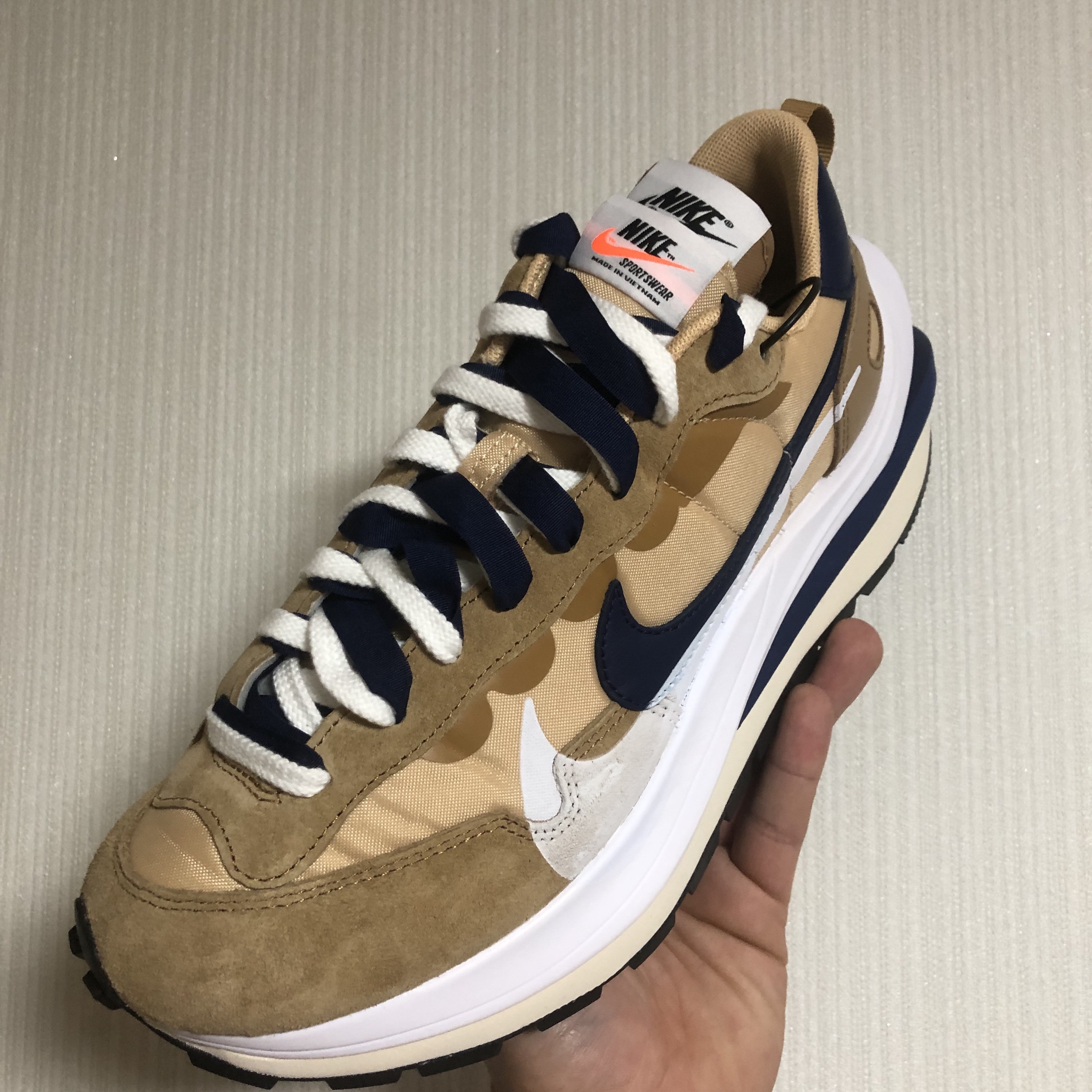 Nike x Sacai VaporWaffle Sesame and Blue Void 착용 스타일 - 3