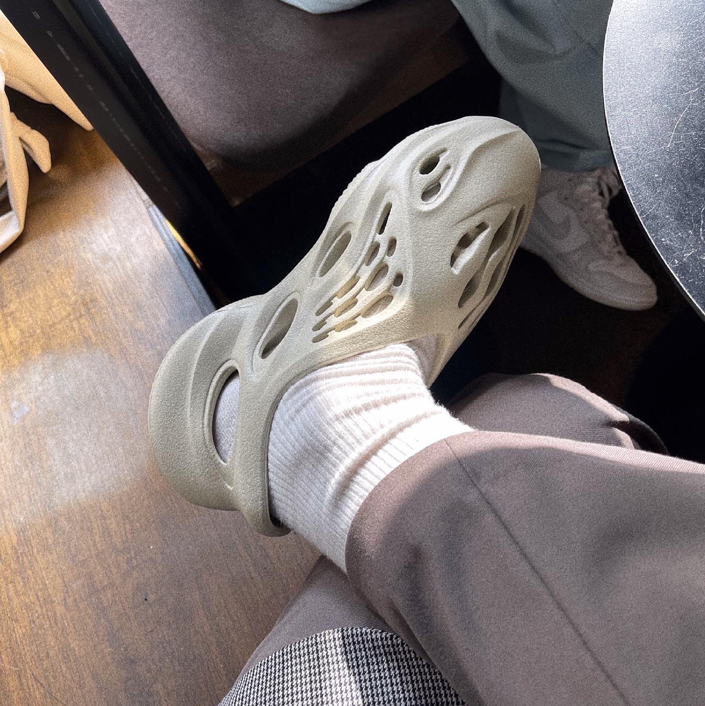 Adidas Yeezy Foam RNNR Sand, Nike Dunk High Retro Vast Grey 착용 스타일 - 1