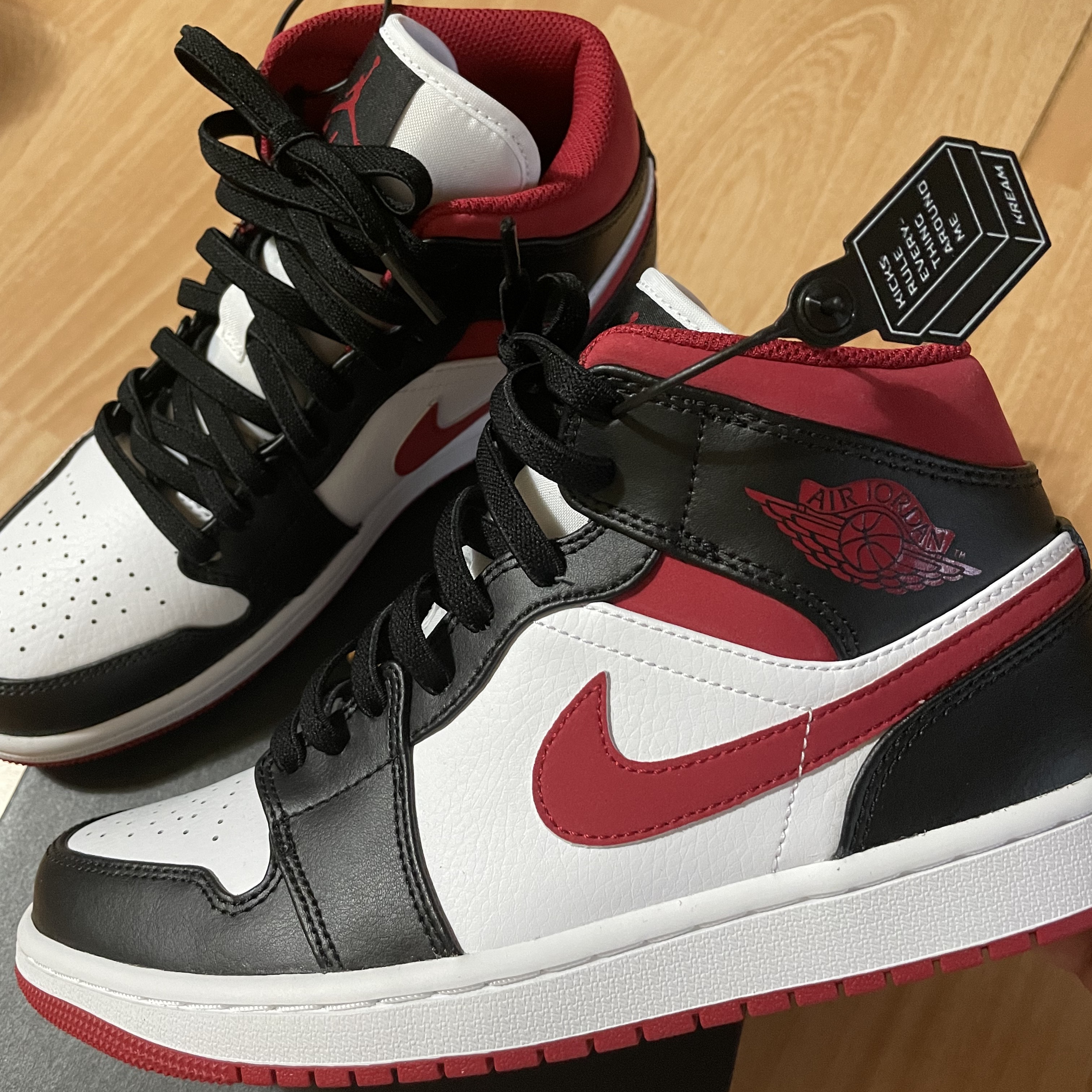 Jordan 1 Mid Gym Red Black White 착용 스타일 - 1