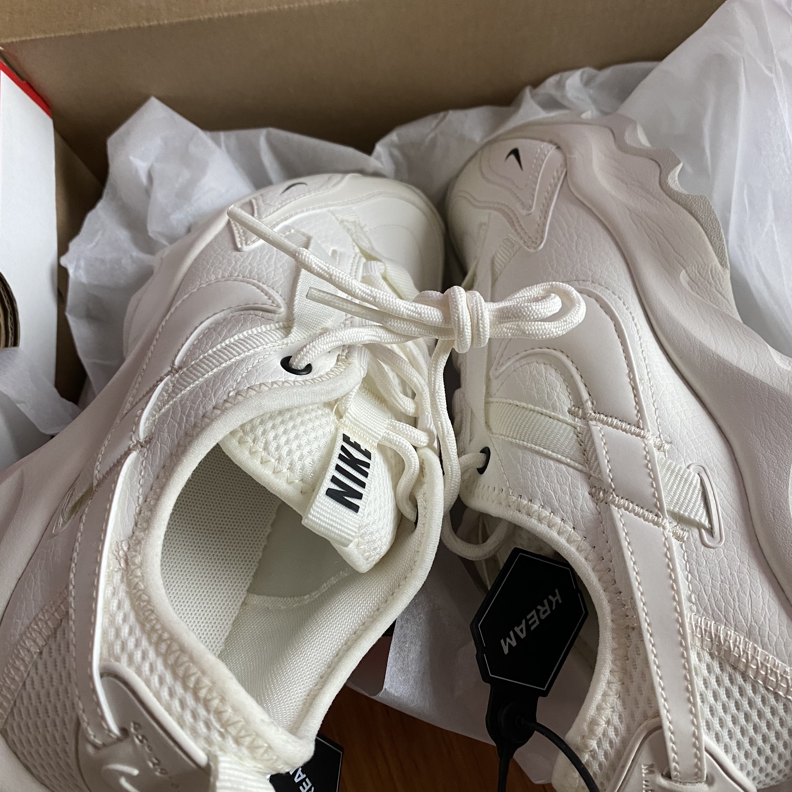 (W) Nike TC 7900 Summit White 착용 스타일 - 1