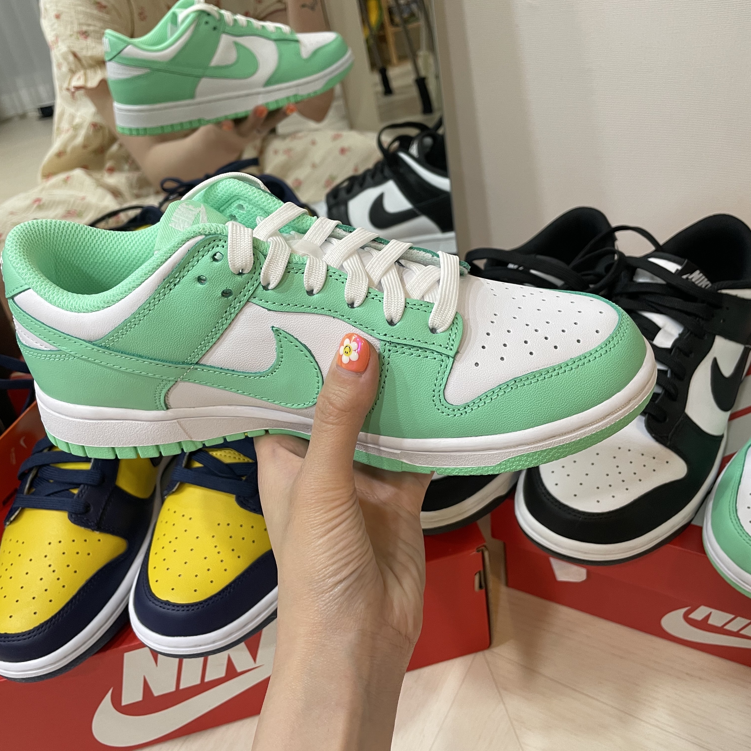 (W) Nike Dunk Low Green Glow, Nike Dunk Low Retro Varsity Maize 착용 스타일 - 2