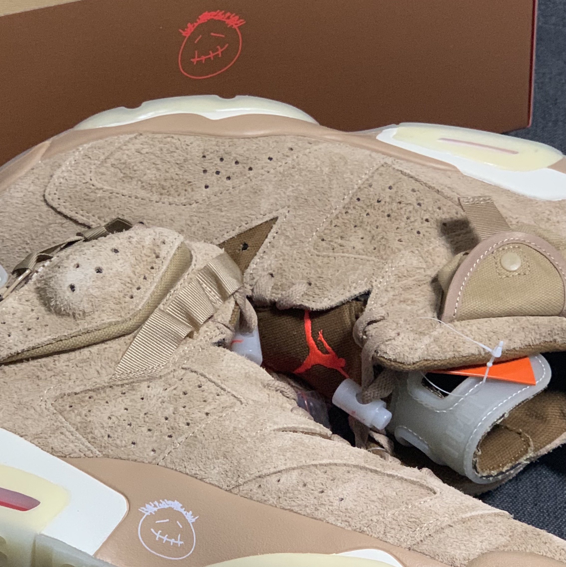 Jordan 6 x Travis Scott Retro SP British Khaki 착용 스타일 - 2