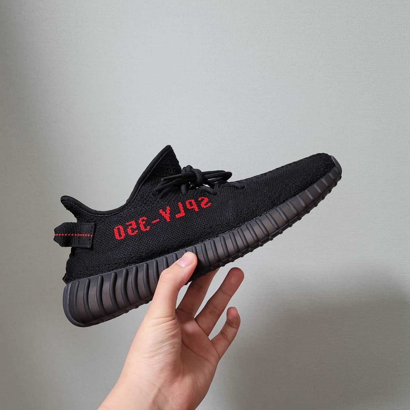 Adidas Yeezy Boost 350 V2 Black Red 2020 착용 스타일 - 1