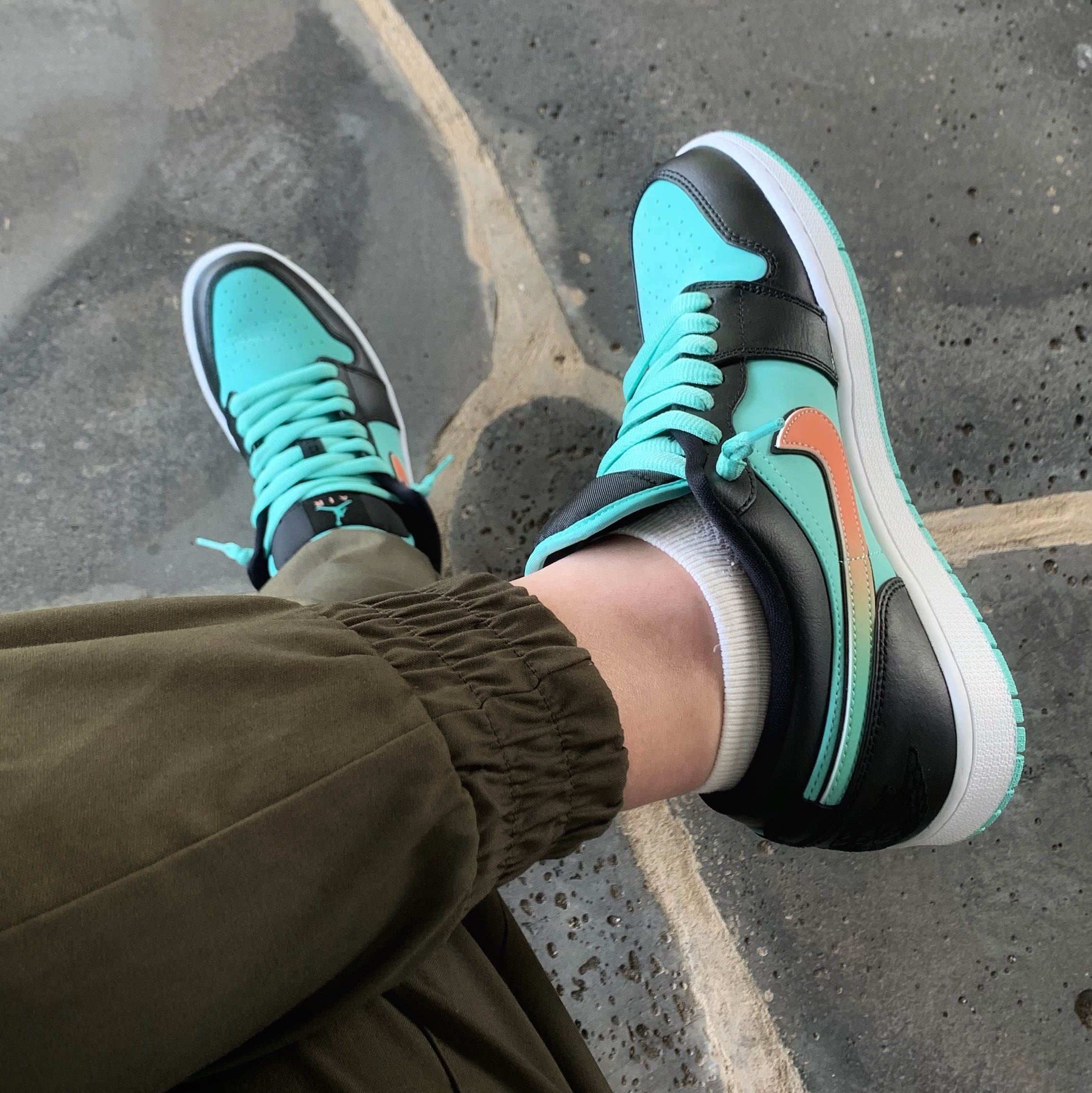 Jordan 1 Low SE Tropical Twist 착용 스타일