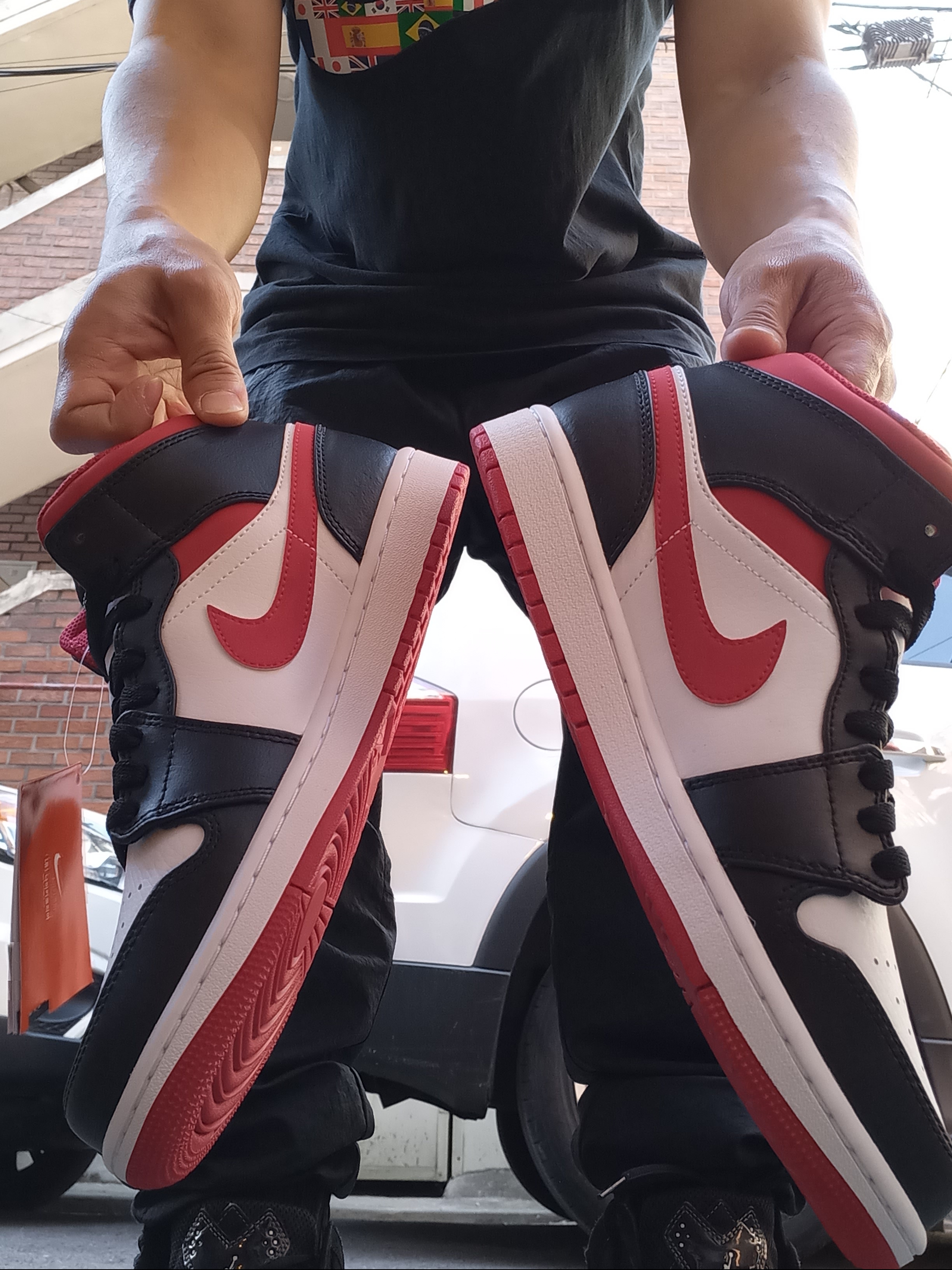 Jordan 1 Mid Gym Red Black White 착용 스타일 - 3