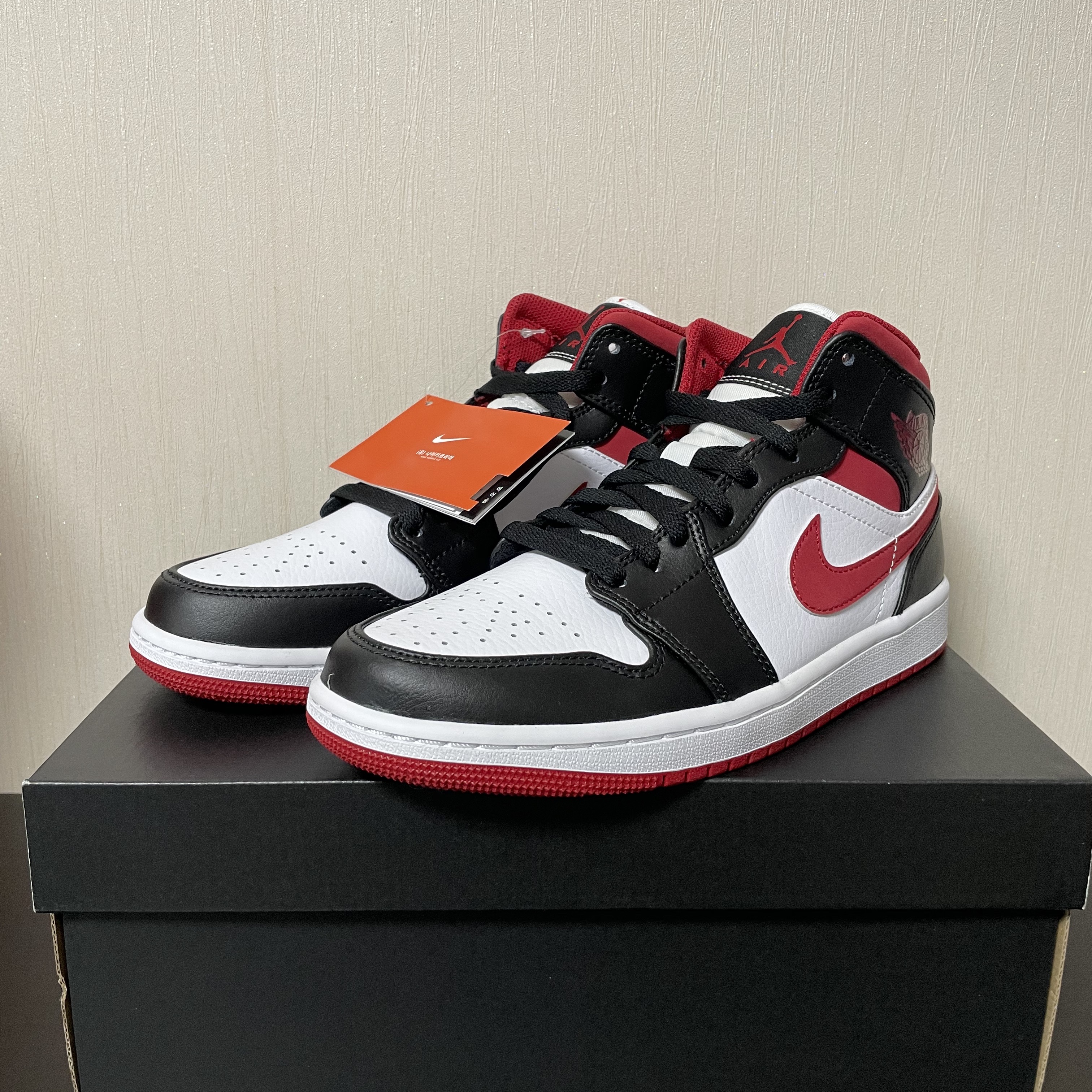 Jordan 1 Mid Gym Red Black White 착용 스타일