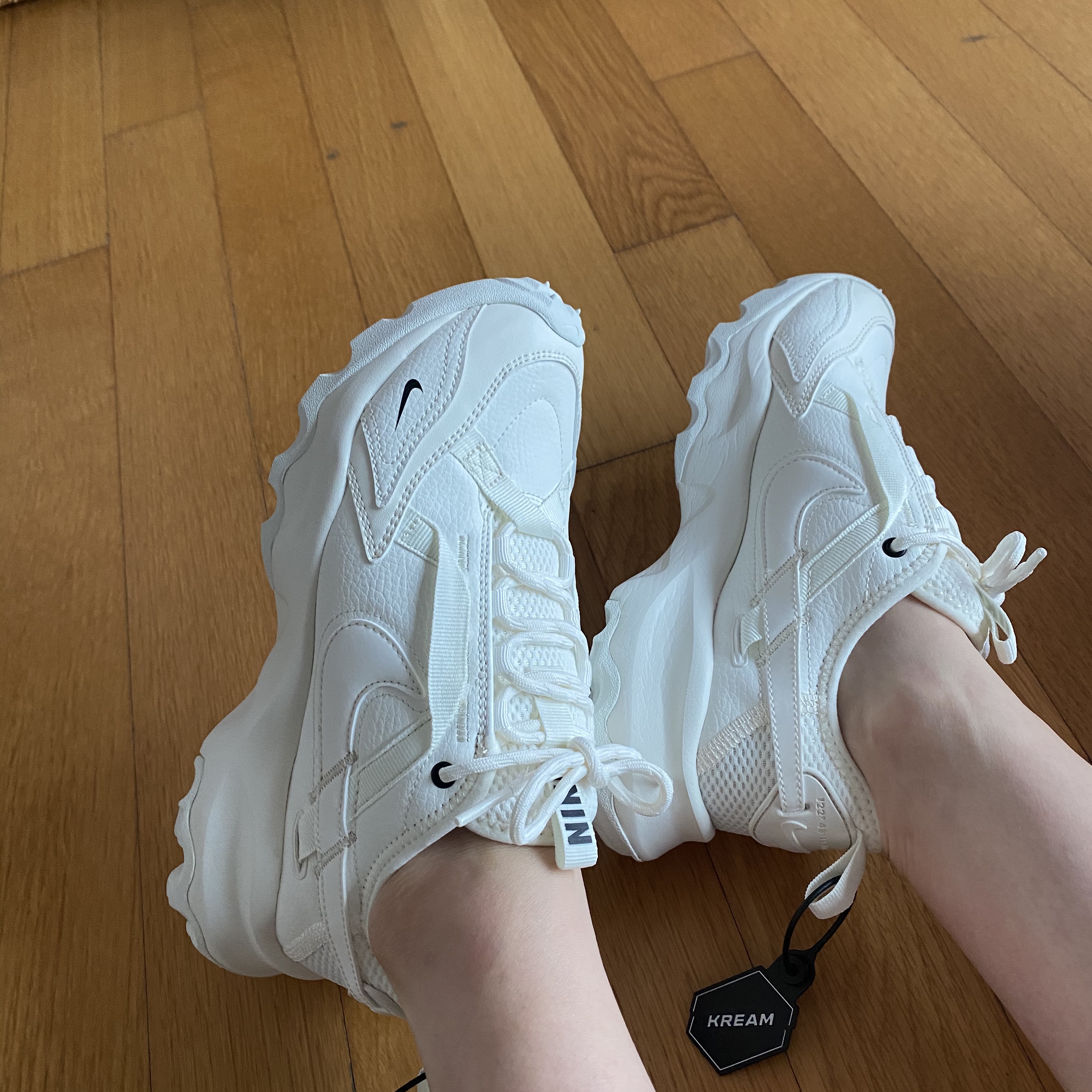(W) Nike TC 7900 Summit White 착용 스타일 - 2