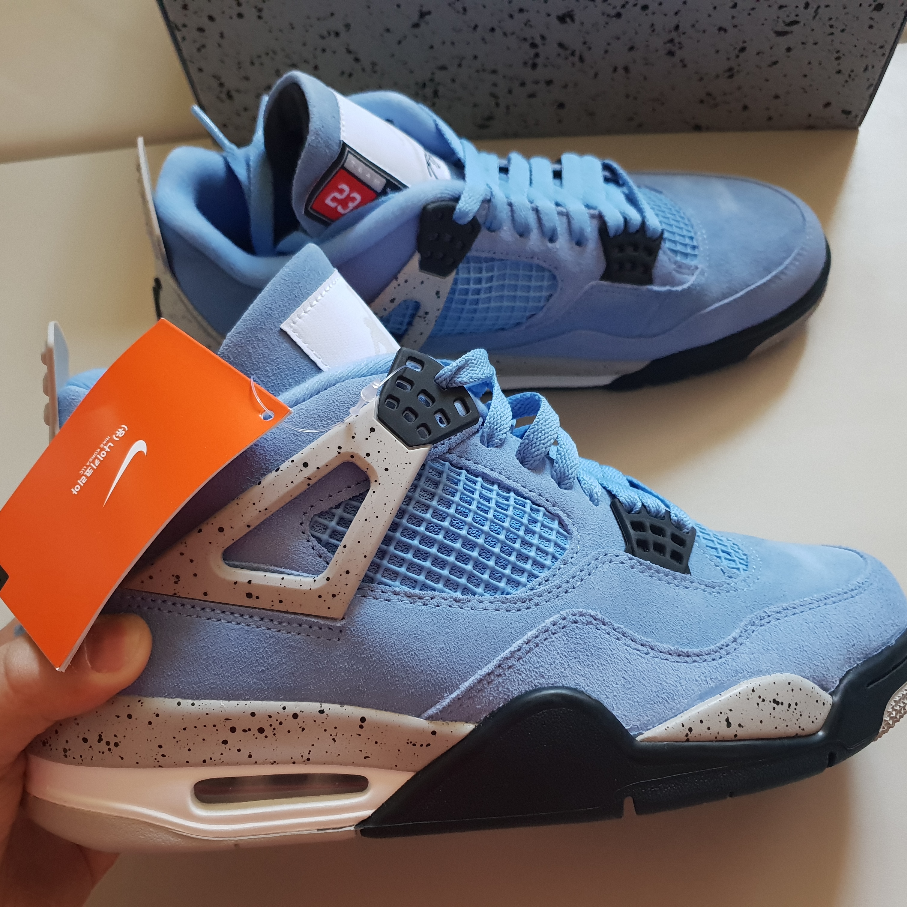 Jordan 4 Retro University Blue 착용 스타일 - 3