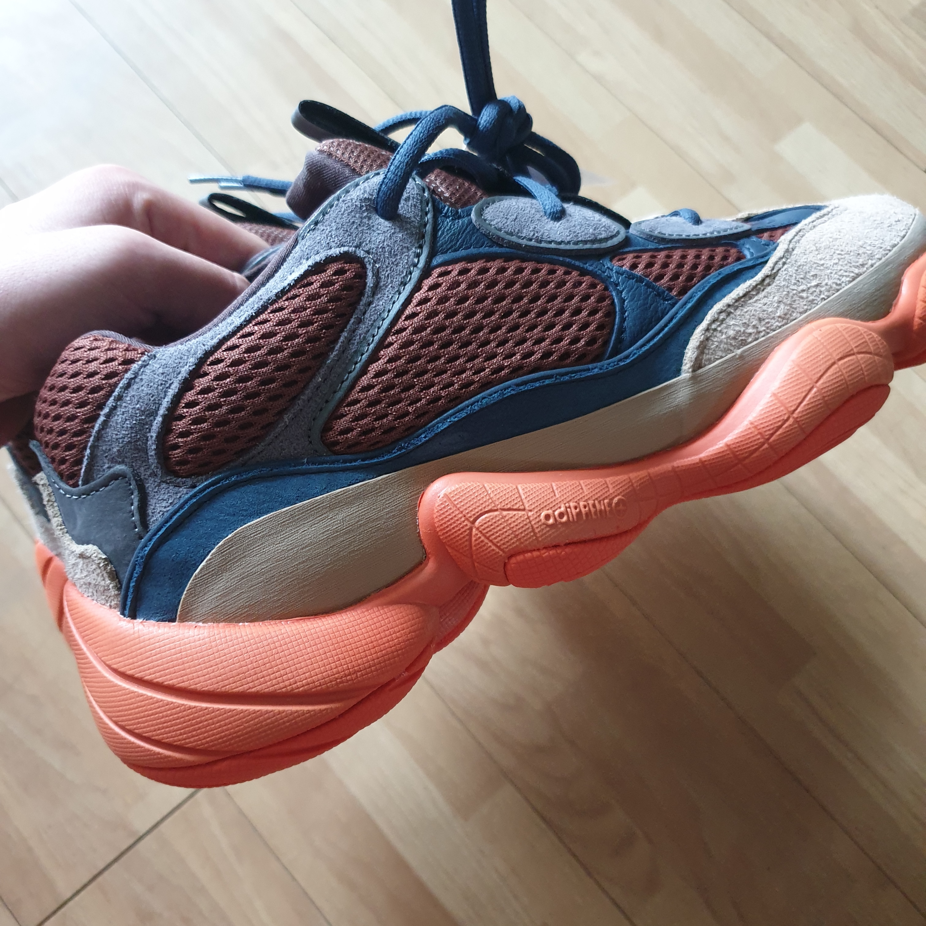Adidas Yeezy 500 Enflame 착용 스타일 - 2