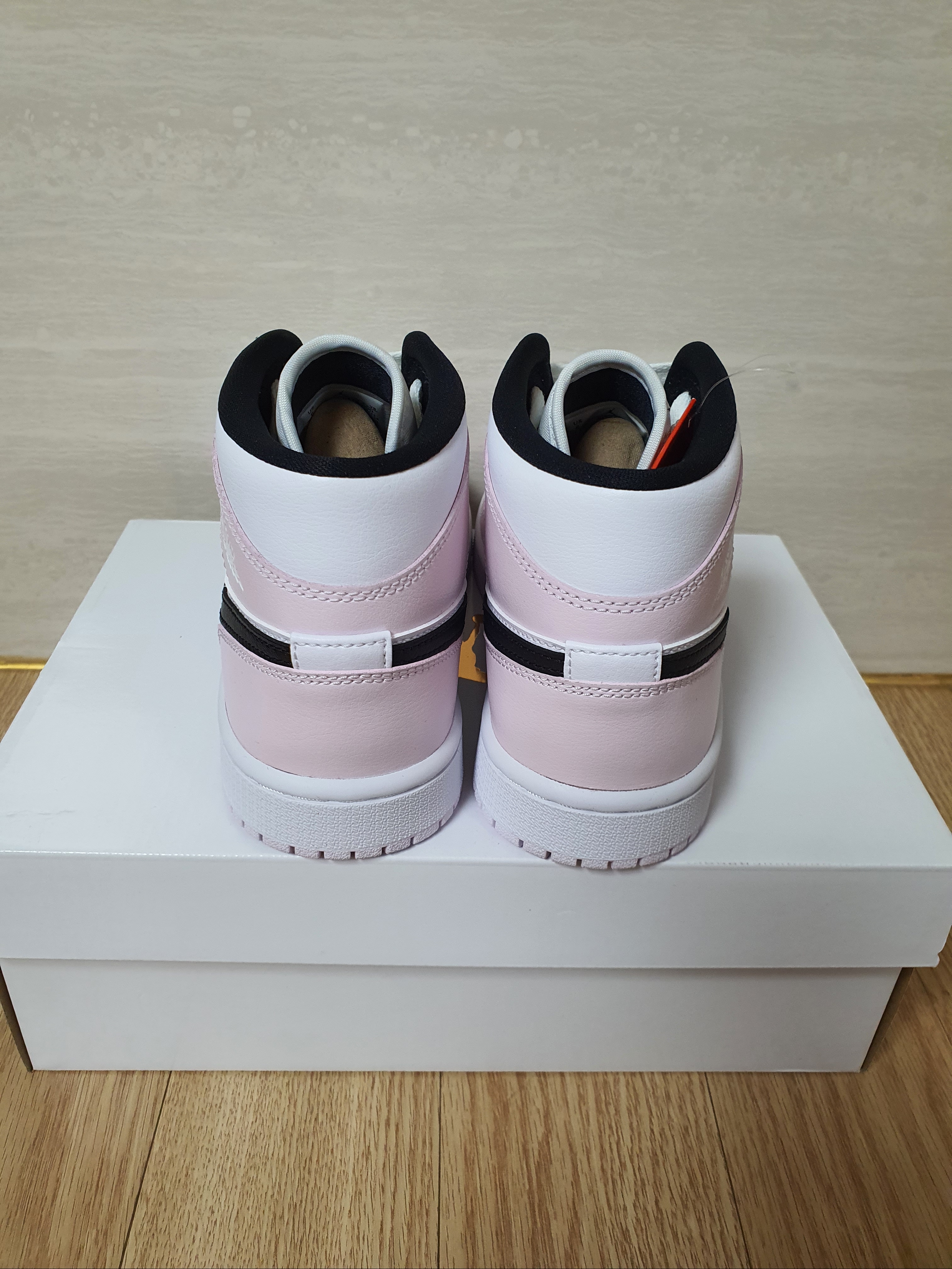 (W) Jordan 1 Mid Barely Rose 착용 스타일 - 4