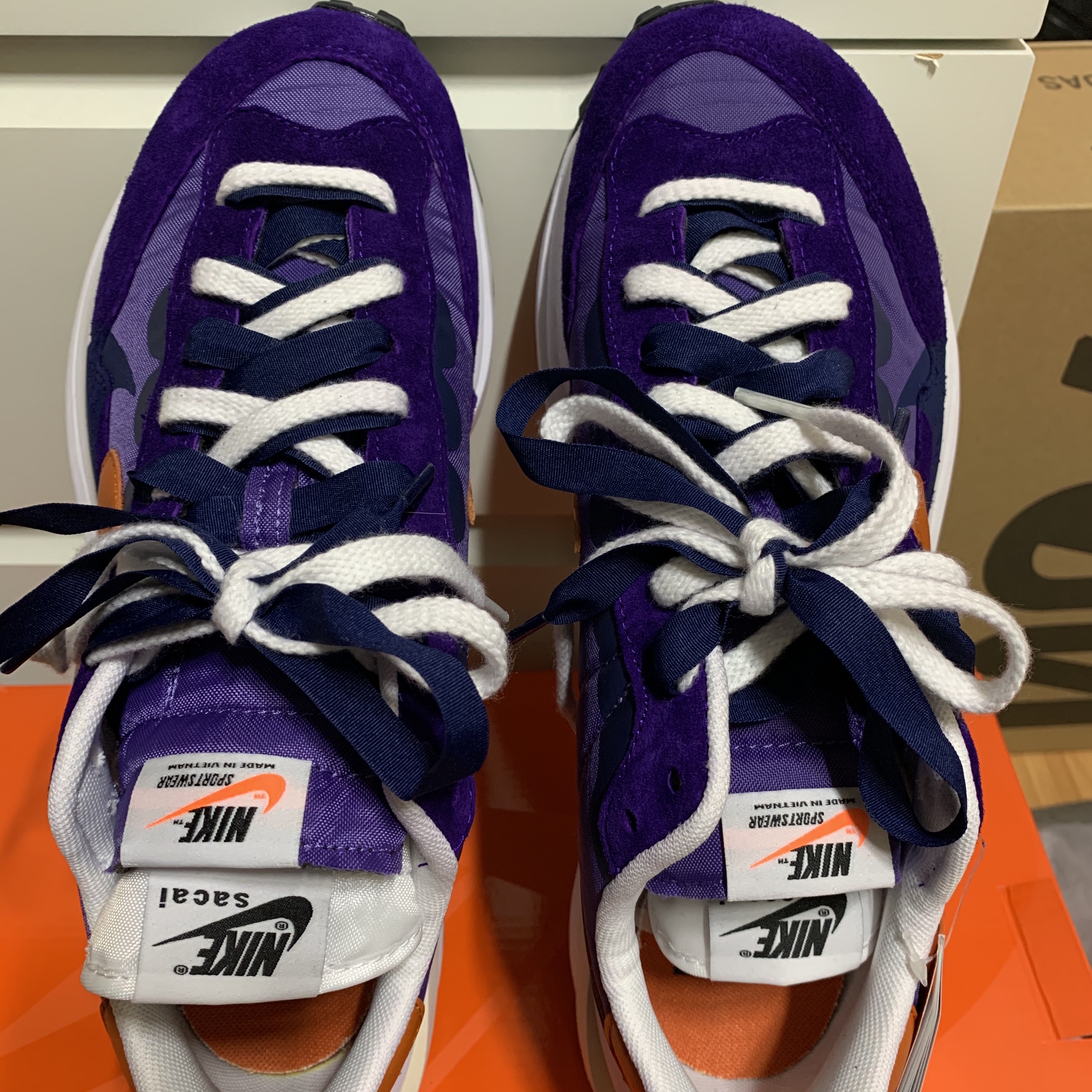 Nike x Sacai VaporWaffle Dark Iris 착용 스타일 - 4