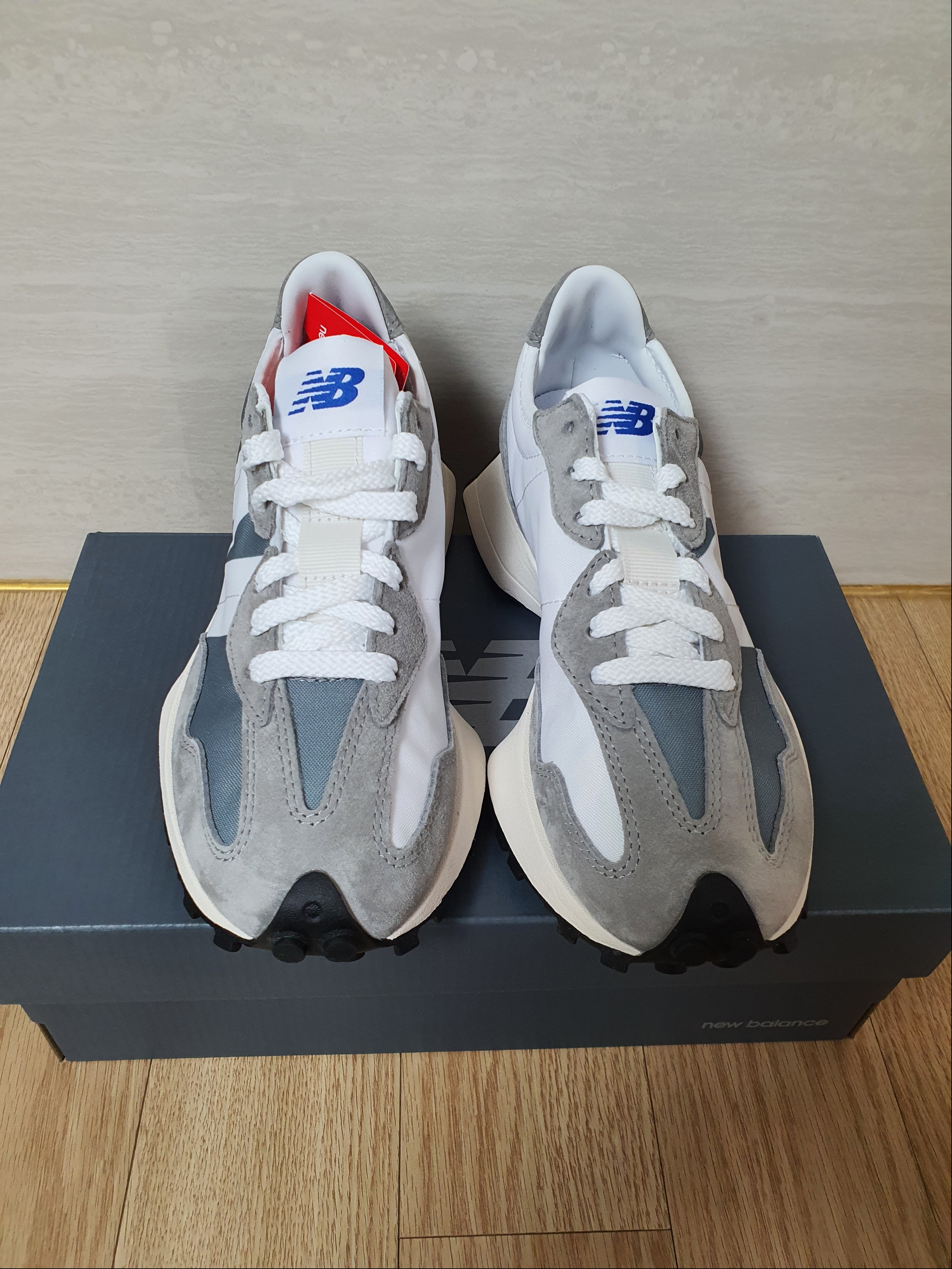 New Balance 327 Grey 착용 스타일 - 2