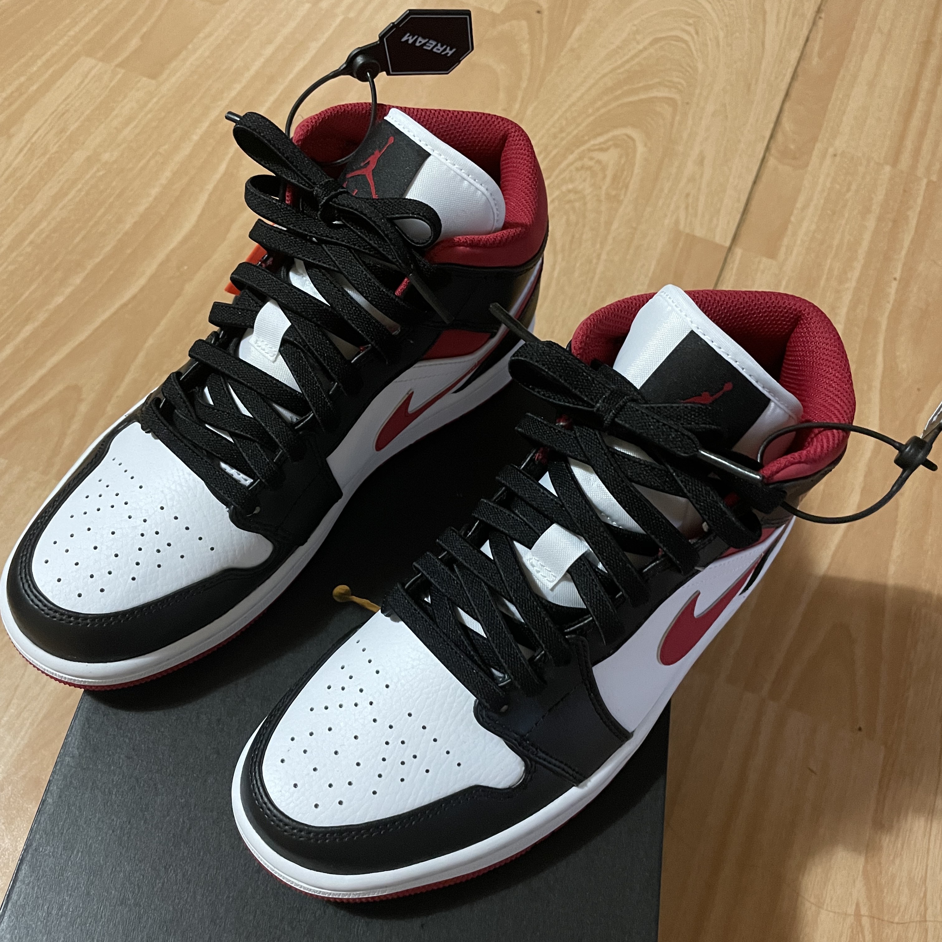 Jordan 1 Mid Gym Red Black White 착용 스타일 - 2