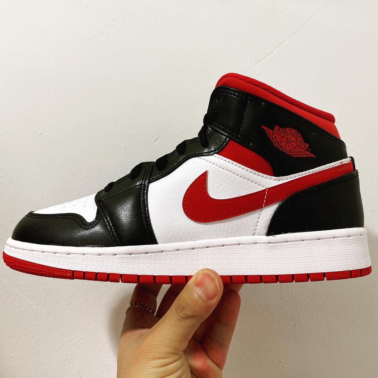 (GS) Jordan 1 Mid Gym Red Black White 착용 스타일 - 1