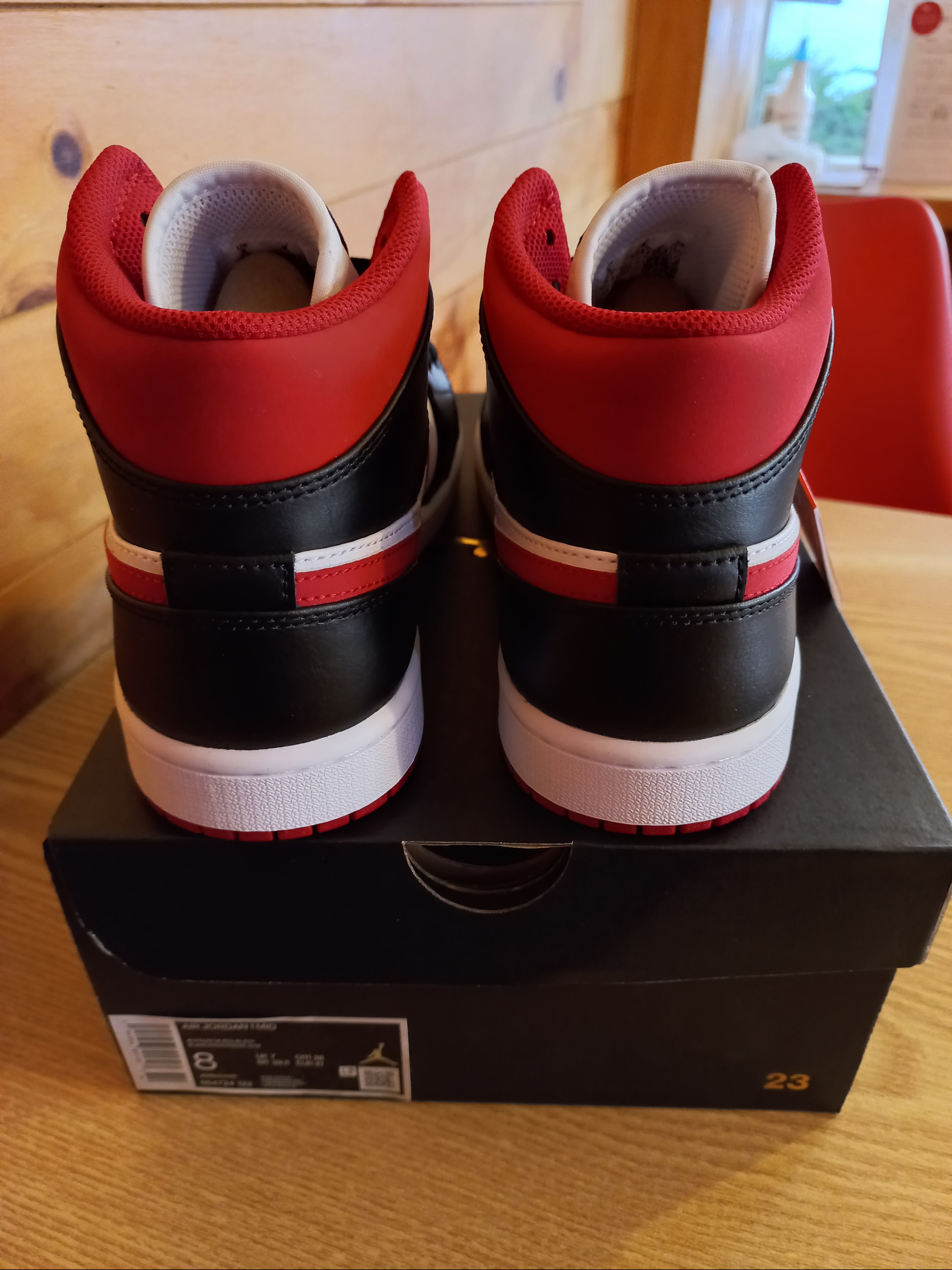 Jordan 1 Mid Gym Red Black White 착용 스타일 - 5